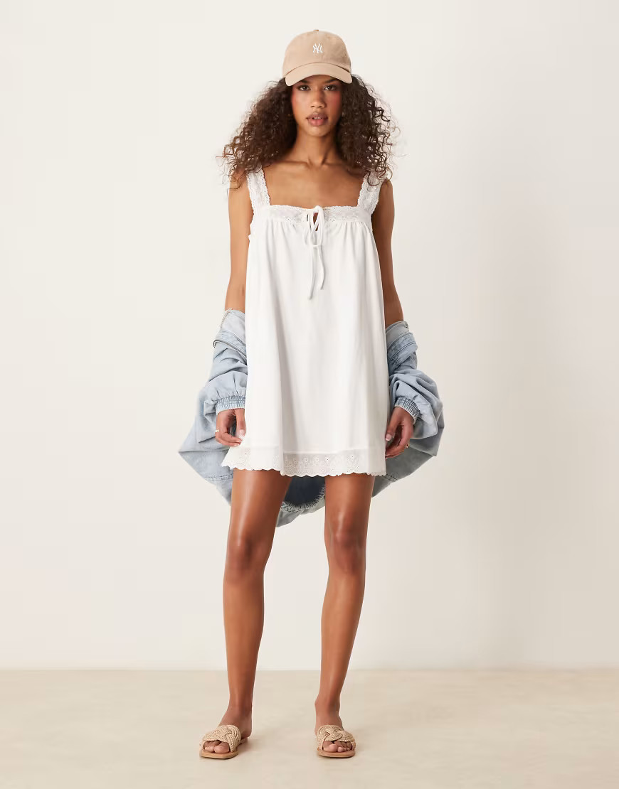 ASOS DESIGN – Kurzes Hängerkleid in Weiß mit eckigem Ausschnitt und Spitzeneinsatz | ASOS (Global)
