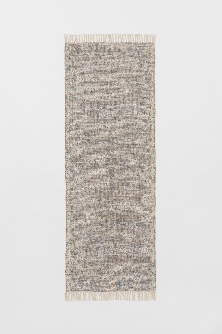 Woven rug with jute and wool content. Fringe at short sides.CompositionJute 42%, Polyester 24%, W... | H&M (US + CA)