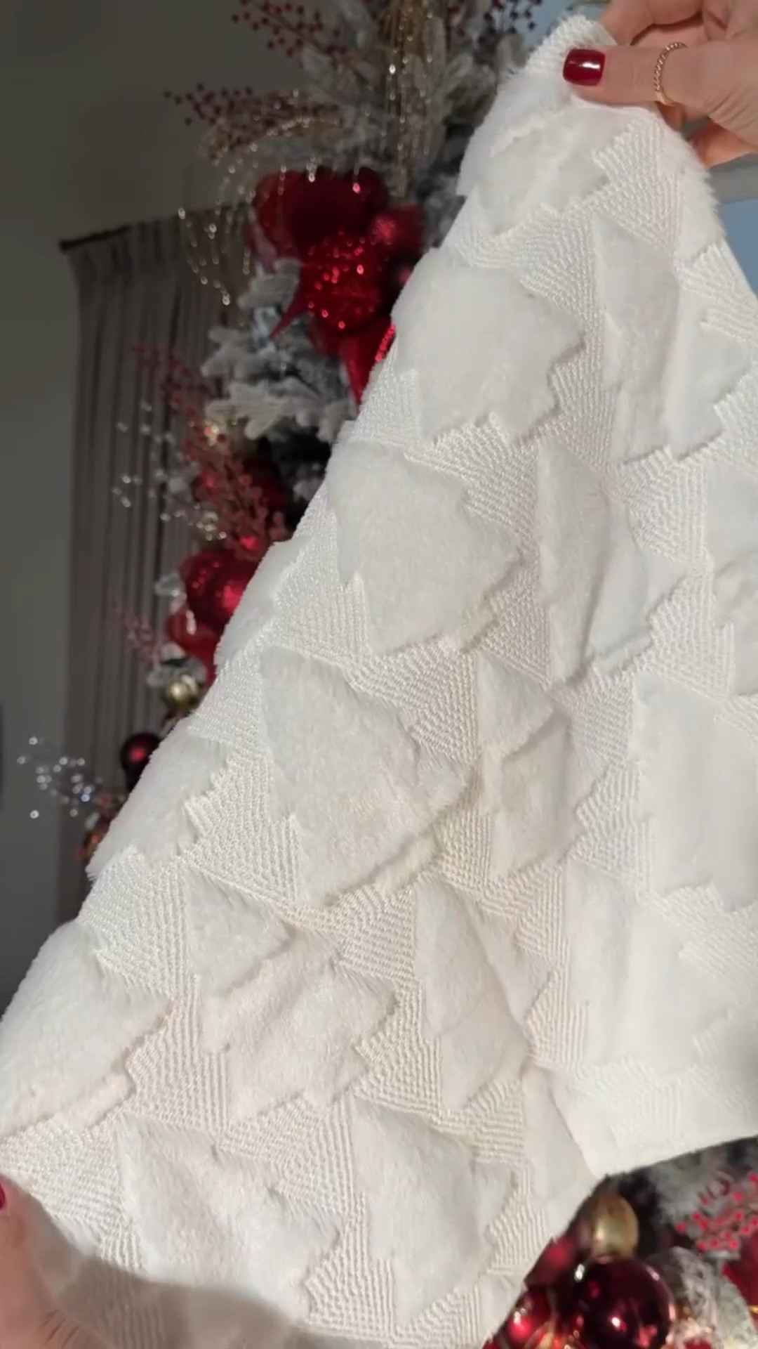 The perfect pillow cover for Christmas from @busadesigns ! It’s pretty and soft to the touch 🎄 

La cubierta de cojín perfecta para Navidad! Te dejo el enlace en mi perfil, dacle click a LTK app 🌟

#Christmas #christmasdecor #holidaydecor #xmas #navidad2025 #pillowcover #christmaspillows #christmastree #holidayhome #christmas2025 #decoracionnavidad