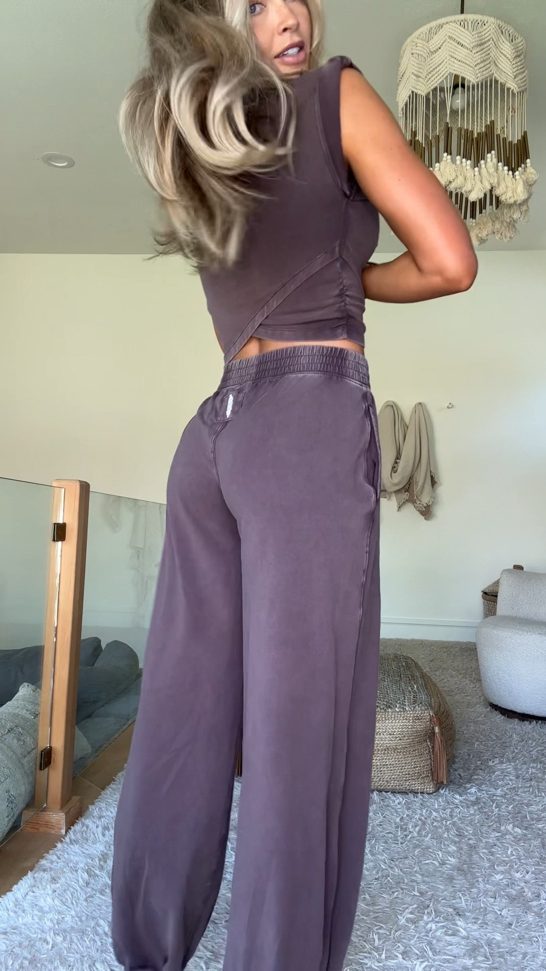 I feel like I’m the host of The Bachelor when I say this is the best package ever from @fpmovement haha, but guys it’s true!!! The colors, the fit, the vibes are exactly what I am wanting going into Fall! Which look is your fav?  #fpmovementpartner