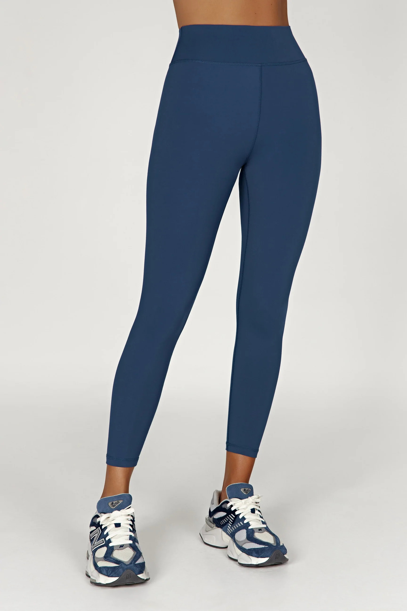 Venus V Back Leggings - Navy | MESHKI US