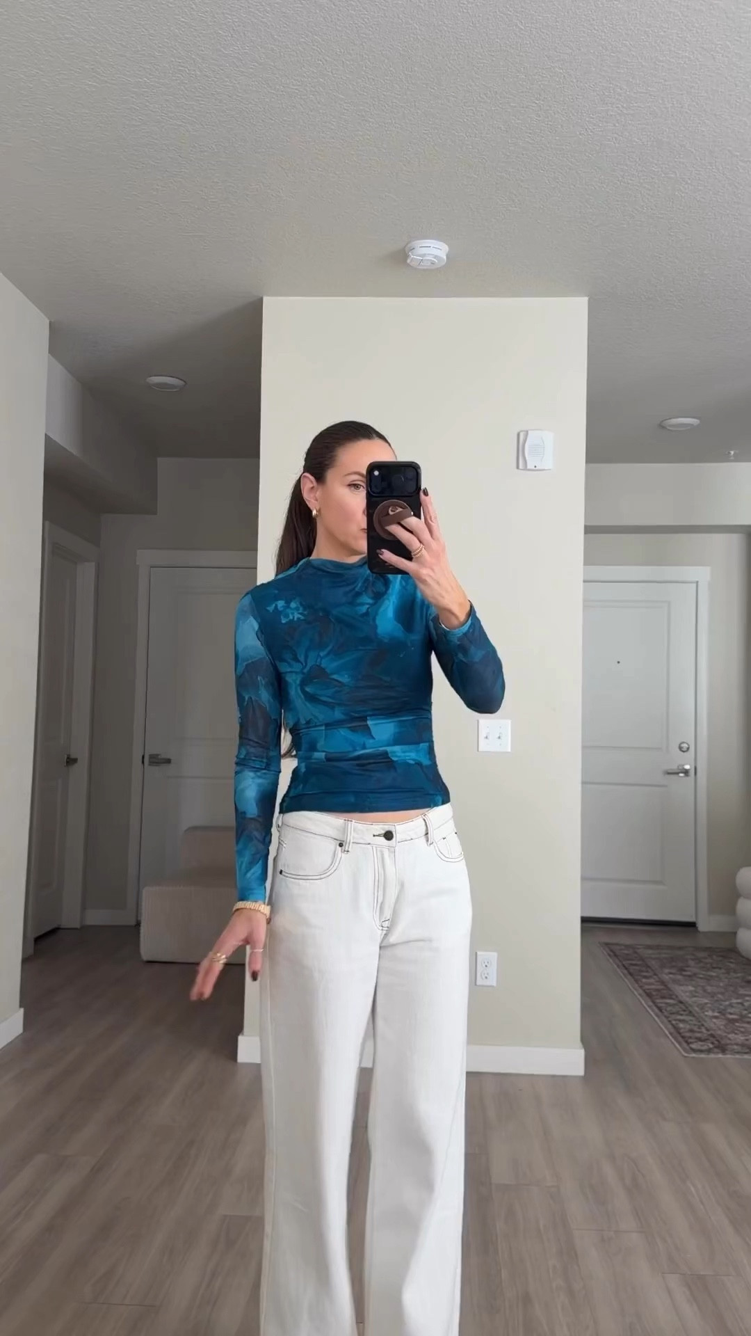 I’m 5’7 wearing size small.  It’s a slimming and flattering color and design. Many other color options available if you don’t like the color.  #datenight #goingout #goingouttop #longsleevetop #coolgirl