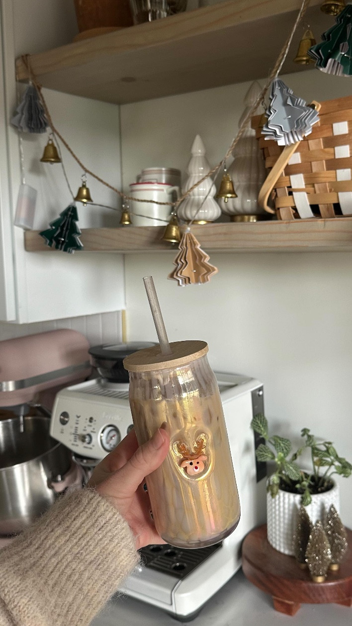 Single-serve, one mug, cookie butter syrup?! SAY LESS ☁️✨🍪☕️🫶🏼

Cookie Butter Syrup:
-1 Tbsp brown sugar
-1 Tbsp cookie butter
-1/4 tsp vanilla
-sprinkle of cinnamon
-pinch of salt
-2 Tbsp water

Mix, microwave, enjoy any way you’d like! 🤍

#cookiebutter #cookiebuttersyrup #coffeeathome #latteathome @anthropologie @commense.official @lacabracoffee @breville @aldiusa @traderjoes @biscoff