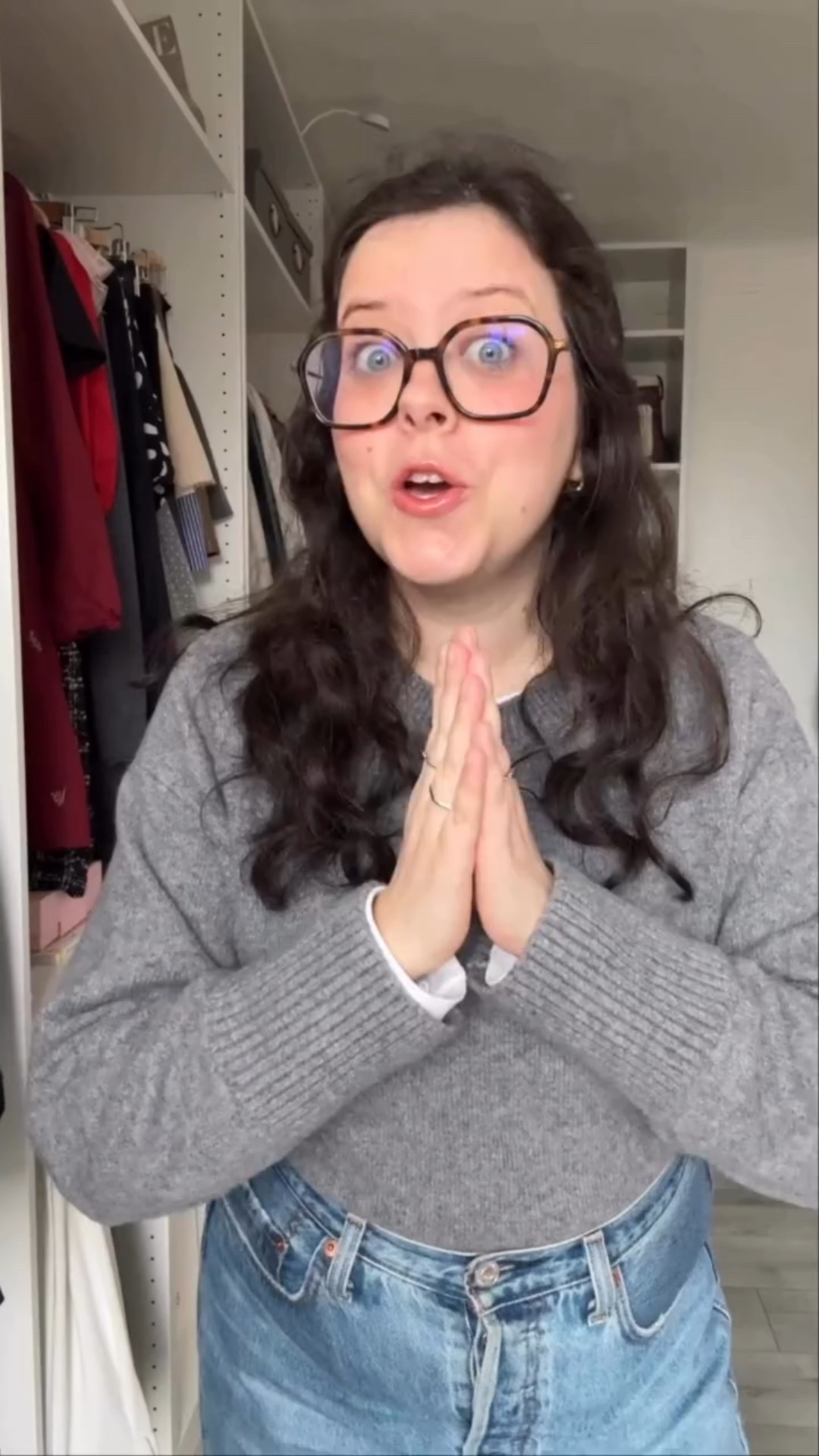 En hiver, le manteau devient une pièce clé du dressing.
Alors autant qu’il fasse plus que tenir chaud : qu’il complète vraiment le look.
Dans ce Reel, je te partage les choses à faire et à éviter pour porter son manteau de façon plus flatteuse, sans se prendre la tête.

✨ Si tu veux d’autres conseils simples pour mieux t’habiller au quotidien, abonne-toi