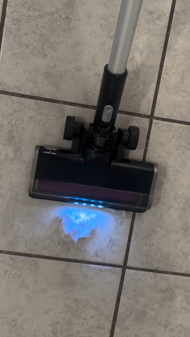 Andaba en búsqueda de una buena aspiradora( la mía se había roto )para las alfombras yo siempre he tenido este tipo de piso en las habitaciones y con el perro necesito algo potente 🙌🏼 me encanta que esta se limpia sola además que trae diferentes attachments para aspirar espacios más pequeños 

Comenta LINK y te envío la información a tu DM 🔗🔗

#eurekastyluselite #eurekavacuum #eurekacordlessvacuum #cleantok #cleanwithme #walmartfinds