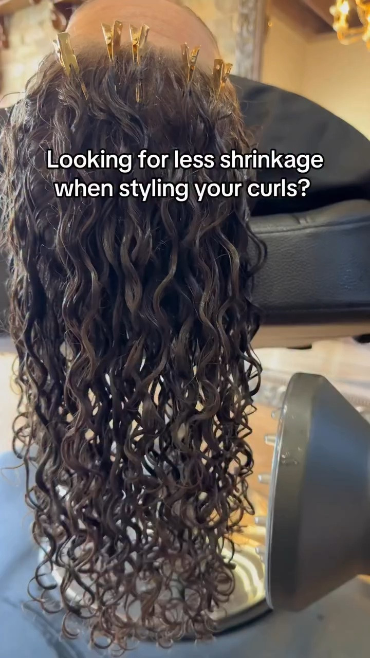 Got Shrinkage? Hover diffusing can help with that. #diffusingcurls #curldiffusing #curlsetting #longcurlyhair #longcurls