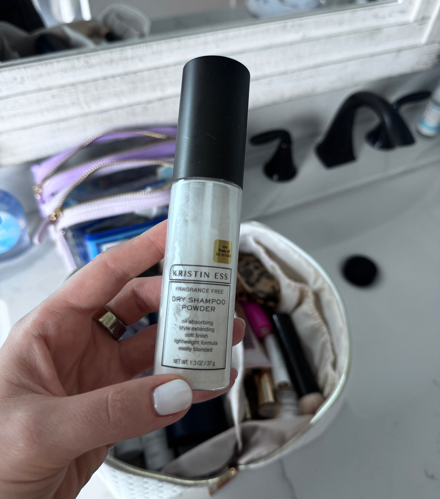 The dry shampoo all blondes need. 🙌🏽 I’ve tried soooo many and nothing beats this one for light hair — and it’s fragrance free! 