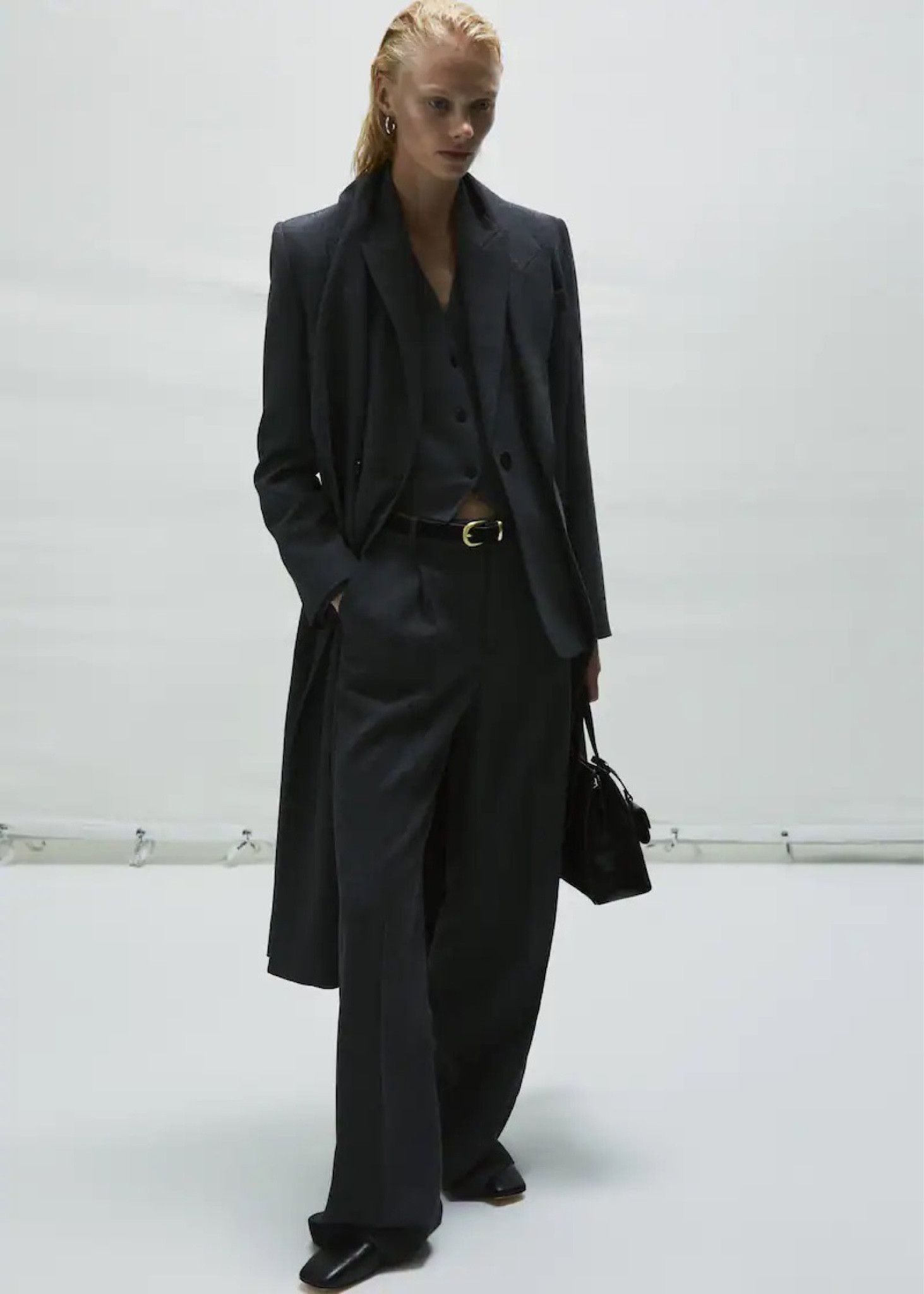 Chic suit by Mango Clothing brand.  I love the color and versatile pieces 🖤 


Workwear 
Office looks 
Office outfit 
Fall outfits 
Teacher outfits 
Overcoat 
Suits for Women 
Tailored pants 
Trousers for women 
Vest 
Blazer 
Office fashion 
Ballet flats 🥿 
Black handbag 
Minimal suit 
Minimalist wardrobe 


#LTKstyletip #LTKworkwear