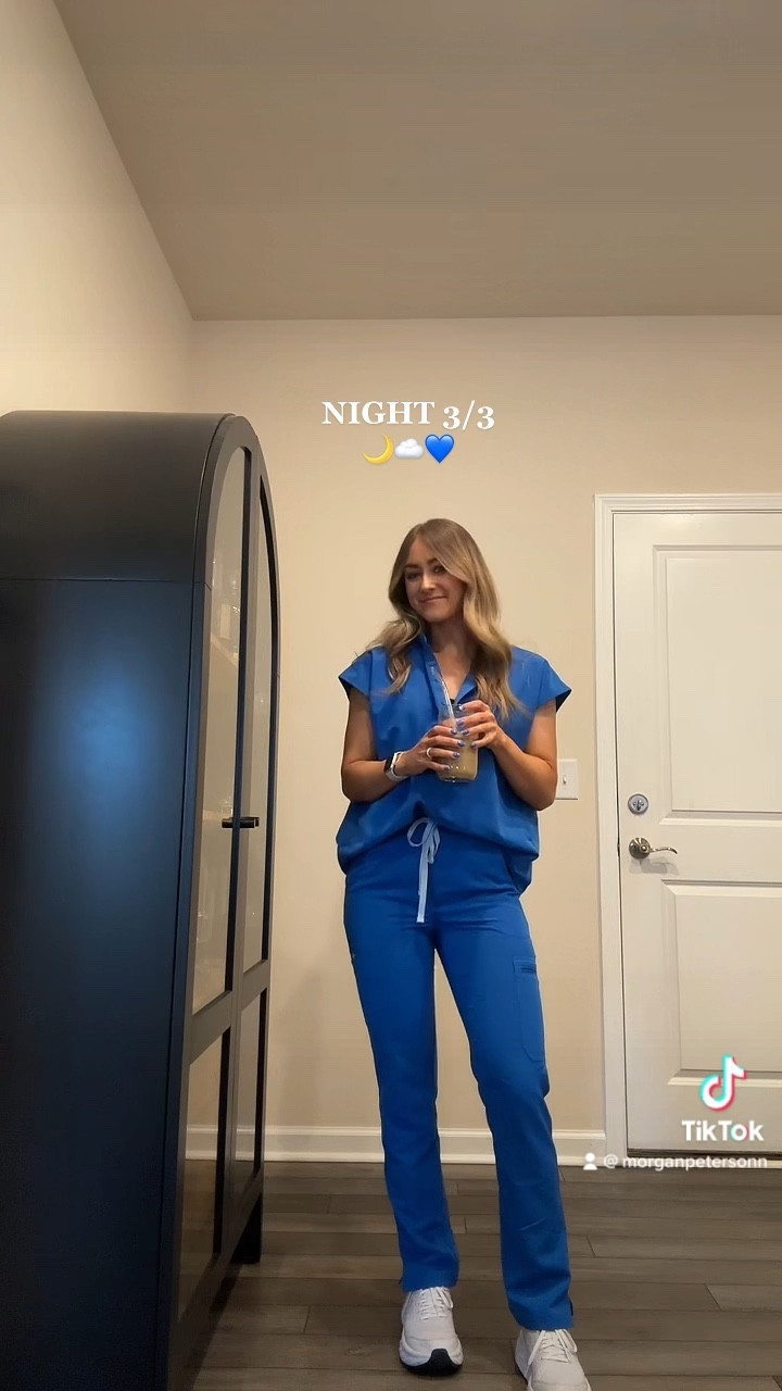 Nursing staples!

Figs scrubs
Hoka shoes


#LTKfit #LTKFind