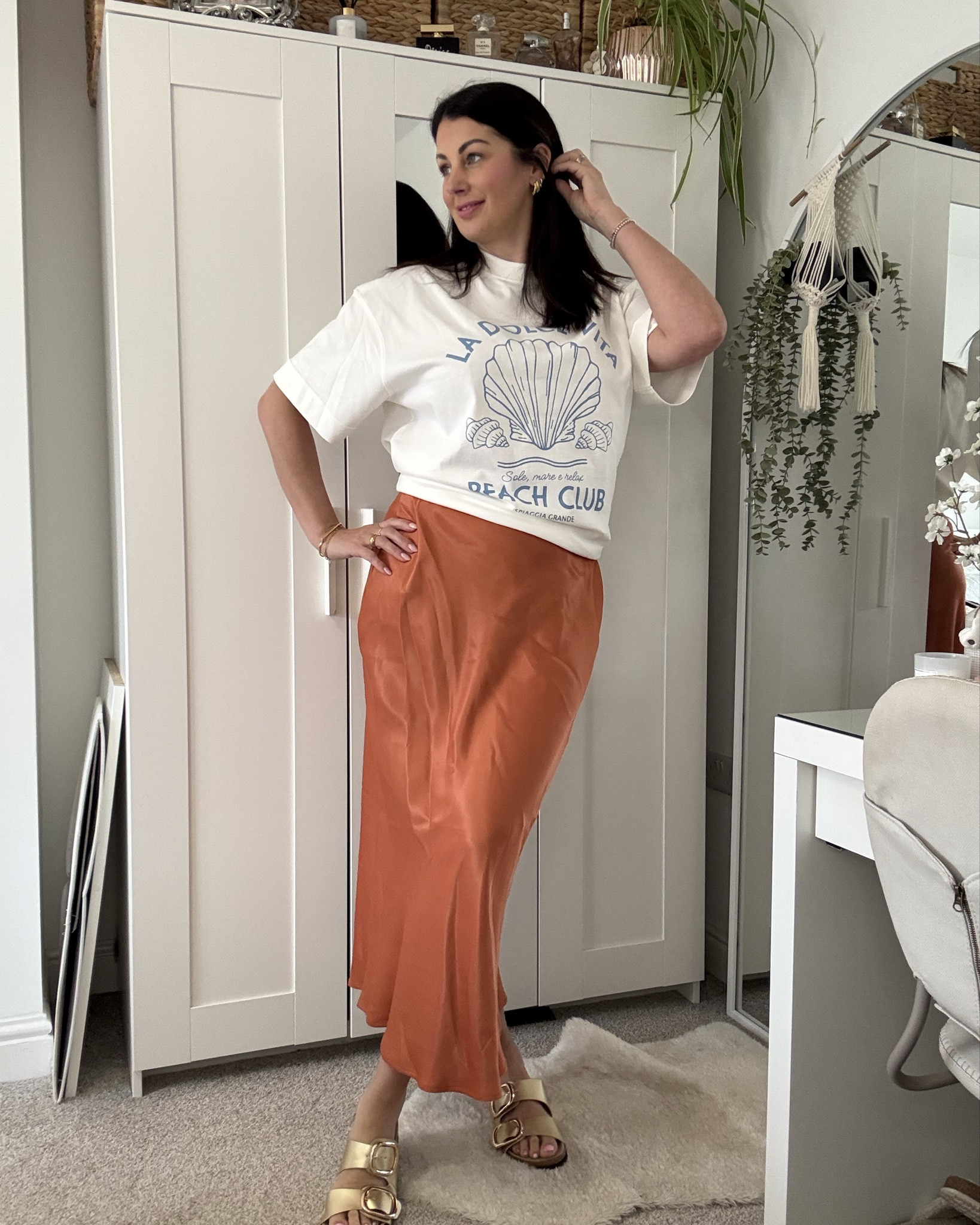 Add a pop of colour with a Satin Slip Skirt, this rust orange one from Tu Clothing is just gorgeous paired with an over sized T for an everyday casual Spring Outfit 🧡

#LTKmidsize #LTKspring #LTKcurves