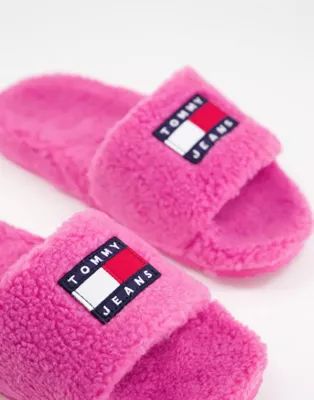 Tommy Jeans flag logo furry sliders in pink | ASOS | ASOS (Global)
