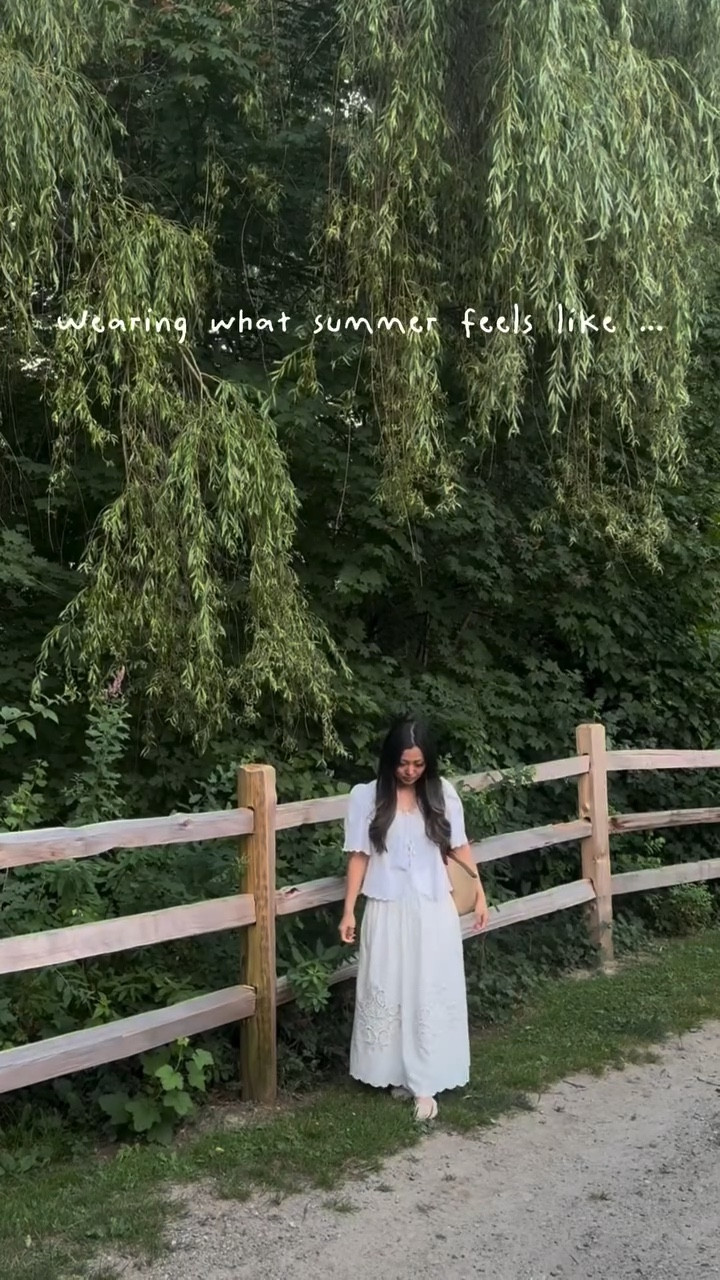 There’s something about summer that makes me soften. In this outfit, I feel like the season itself.
Light, effortless, and a little more like me.

Top: @gillianstevens 
Skirt: @sezane 
Bag: @sezane 

#sezanelovers #sezane