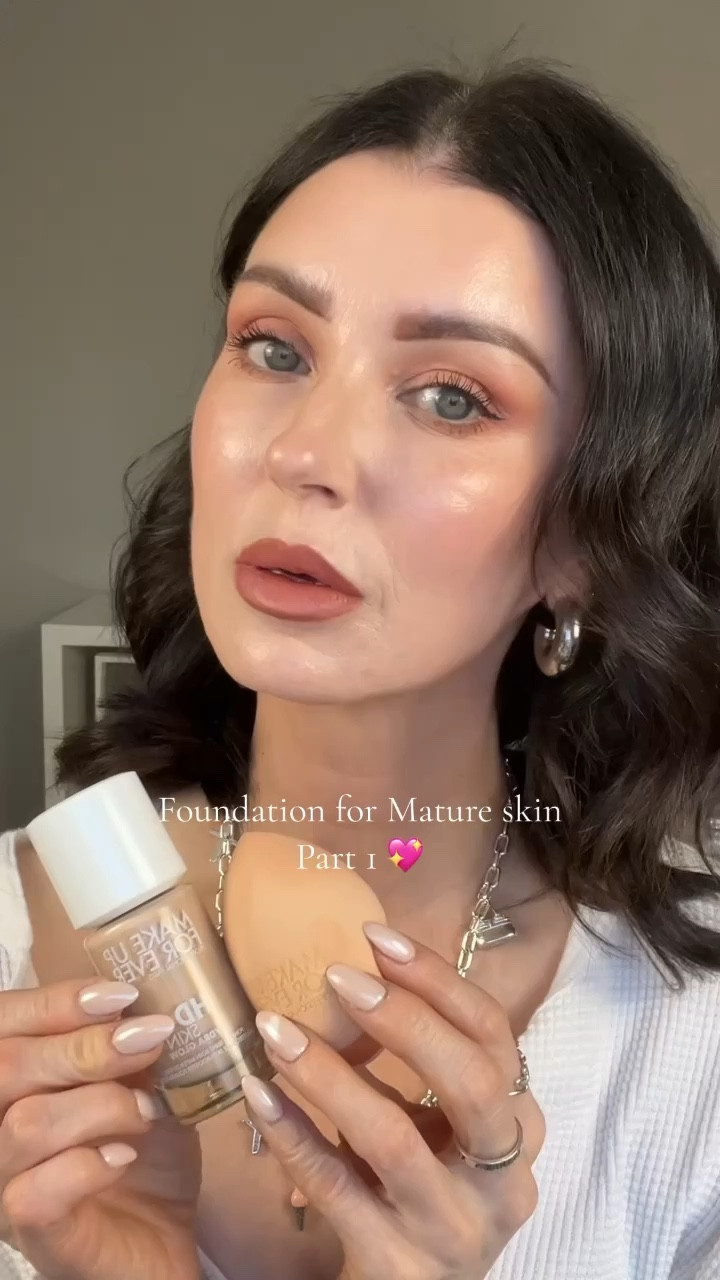 The new Makeup Forever HD Skin hydra glow! I’m in shade 1N06 🖤 #makeupforever #hdhydraglow

#LTKVideo #LTKbeauty #LTKover40