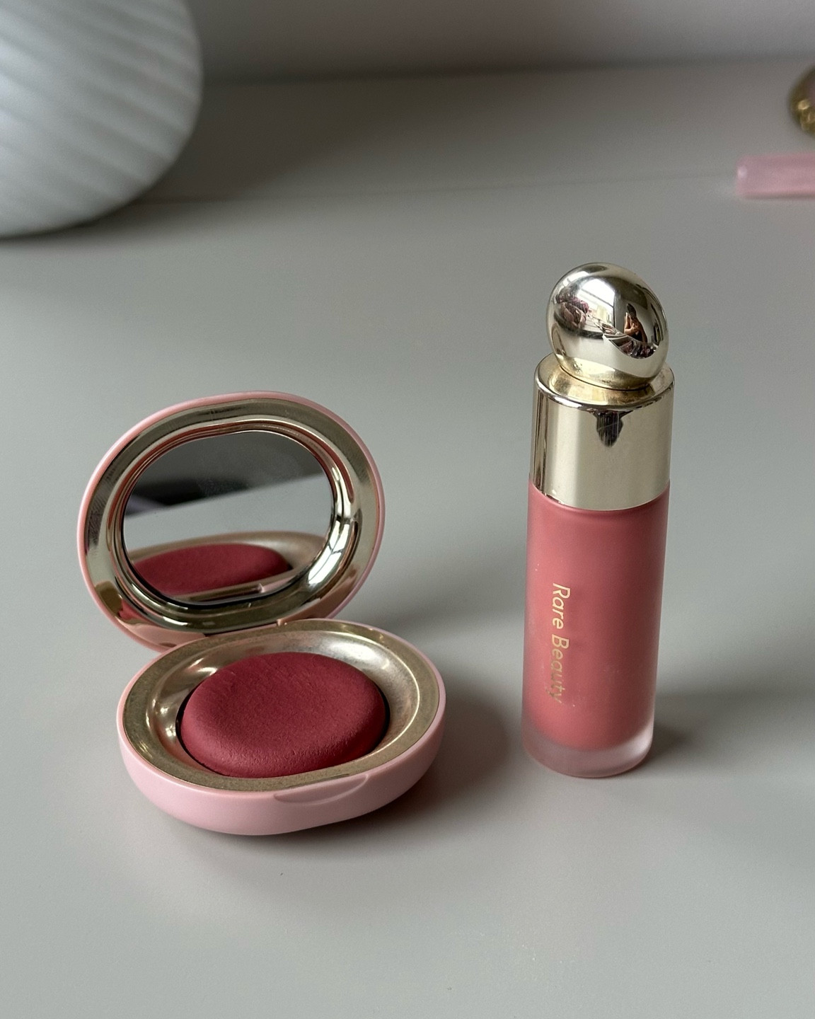A disputa entre o blush SUPER pigmentado e o blush super leve de RARE BEAUTY

Nessa briga eu escolho os dois 😂
Acho propostas diferentes e pra cada pessoa um produto vai ser mais útil
Pensando no dia a dia, o produto cremoso nesse tom mais para o dia a dia 
Mas se você ama uma boa chinelada, o blush líquido é perfeito 🥰💖

Minhas cores: HOPE e NEARLY MAUVE