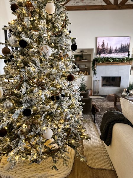 Living room Christmas tree skirt
Blanket for a tree skirt
Under $25 Walmart
Better homes and gardens 