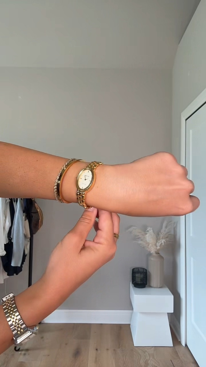 New Watch ✨ Perfect For A Small Wrist! 

I will have it + my outfit linked on my LTK in the “revolve” section!

My sizing 5’7, 145lbs, 32dd
I’m wearing a size 6 top, size 27 curve love shorts 

#LTKBeauty #LTKStyleTip #LTKU