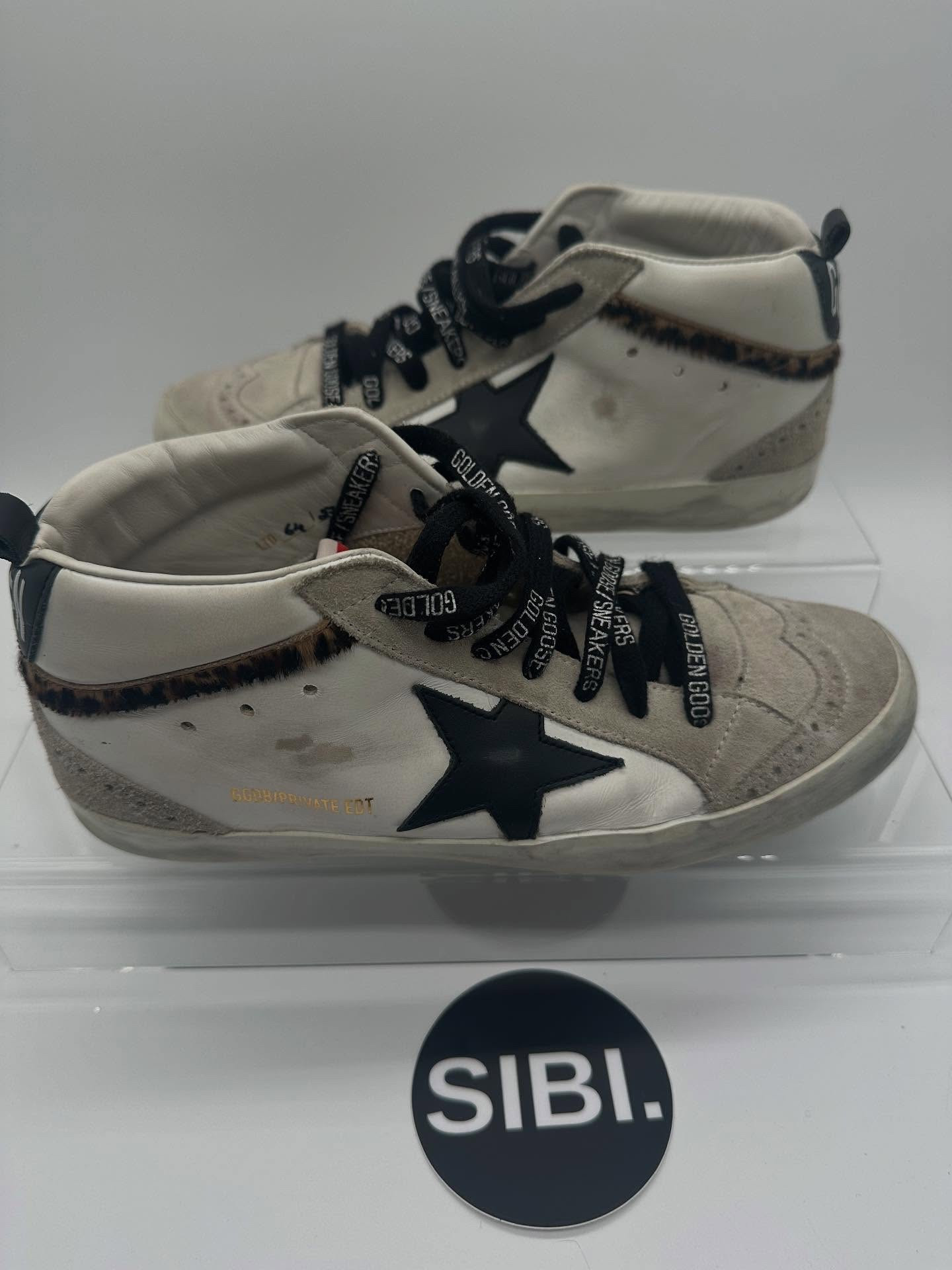 ⭐️ Golden Goose Midstar – Size 38
Retail $595 — SIBI Price $399 or best offer 

Comes with original box ✔️
Very good condition — minor wear shown in photos ✔️
Gorgeous neutral/animal trim with black star + branded laces ✔️

Comment SOLD to claim or DM 💫

#ggdb #goldengoose #sneakers #goldengoosedeluxebrand #consignment

#LTKHoliday #LTKCyberWeek #LTKGiftGuide
