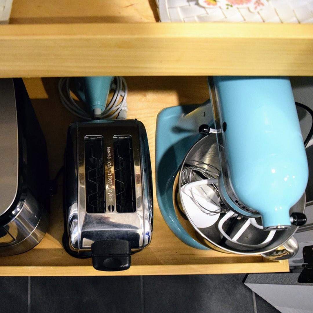 I’m going to let you in on a little secret…store things where you use them. 🤯 I know, right?!
⠀⠀⠀⠀⠀⠀⠀⠀⠀
So often I see @kitchenaidusa attachments taking up unnecessary space in a drawer while the mixing bowl is sitting there empty. So tuck those pieces in, and free up some space elsewhere!
⠀⠀⠀⠀⠀⠀⠀⠀⠀
A couple of other things that can be stored where you use them:
⠀⠀⠀⠀⠀⠀⠀⠀⠀
- Clip chip clips to your snack basket 
- Store your crockpot liners inside your crockpot
- Store holiday themed napkins, linens and table top accessories with their respective holiday decor

Happy Organizing, friends!