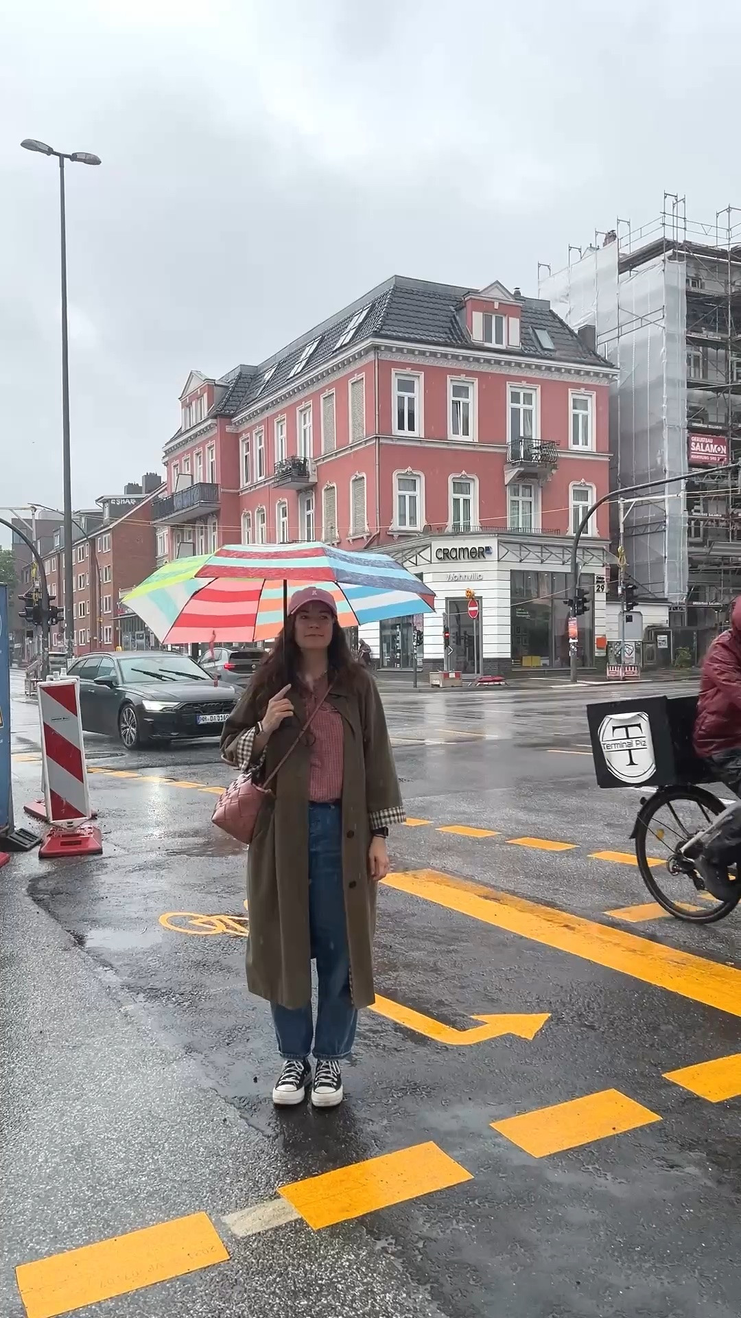 Sommer in Hamburg 🌧️. Eine meiner besten Investitionen ist und bleibt mein Trenchcoat von Sézane. Ich trage ihn in Größe 40. Ansonsten: Lieblings-Barrel-Jeans gerade in repeat und den Regenschirm lieb ich auch - obwohl in Hamburg bei Wind oft doch eher ein Regenponcho oder eine Regenjacke Sinn macht. #trenchcoat #citystyle

#LTKdeutschland #LTKsummer