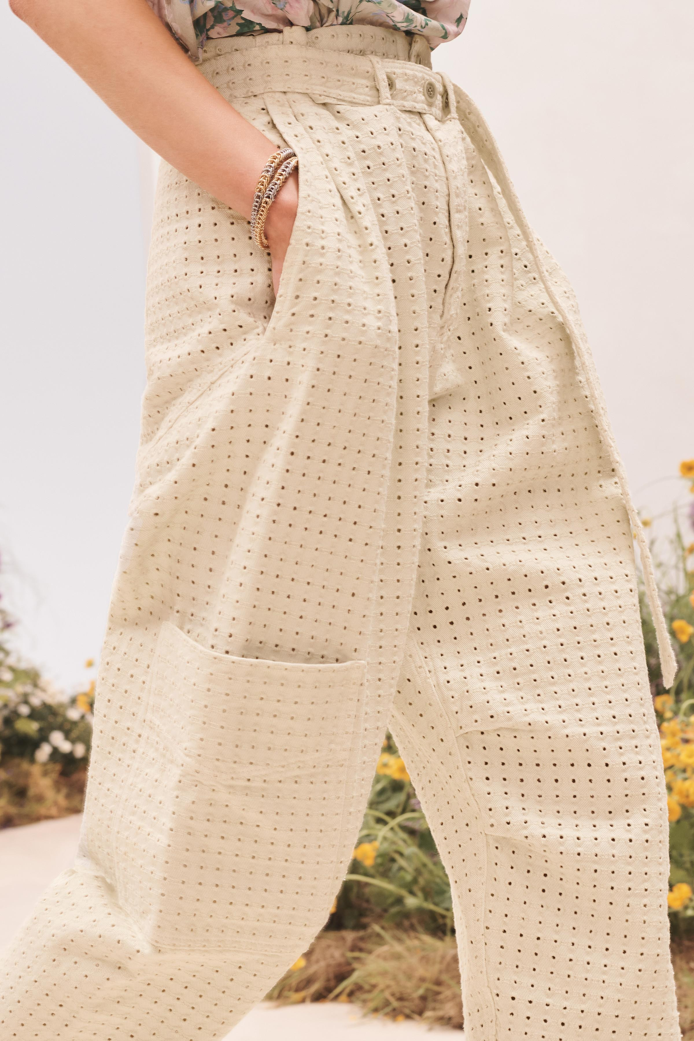 Cargo pants crafted from 100% cotton fabric. High-rise waist with belt loops. Side pockets and pa... | Zara US
