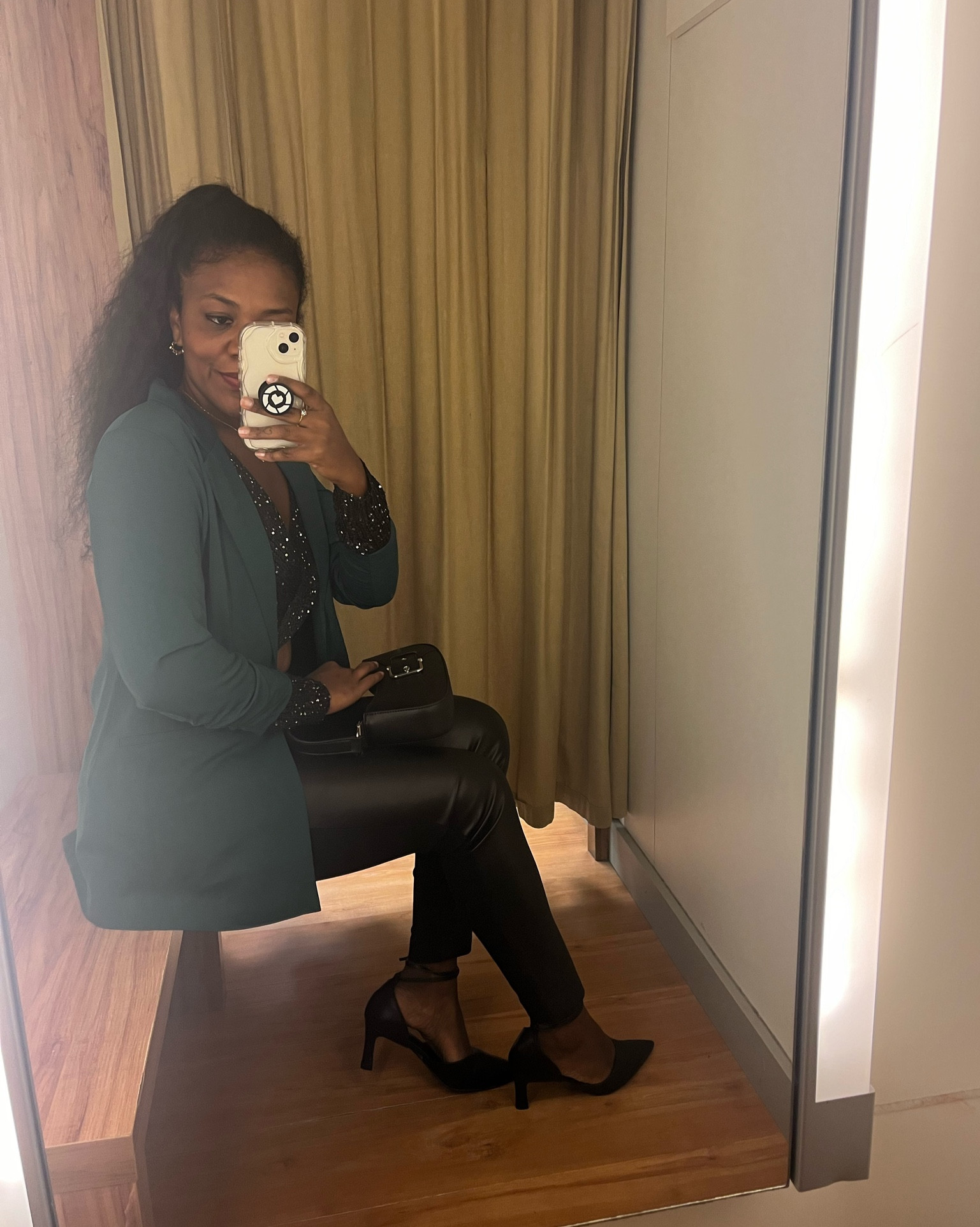 O blazer da uma empoderada no look né?! 🤌🏾✨