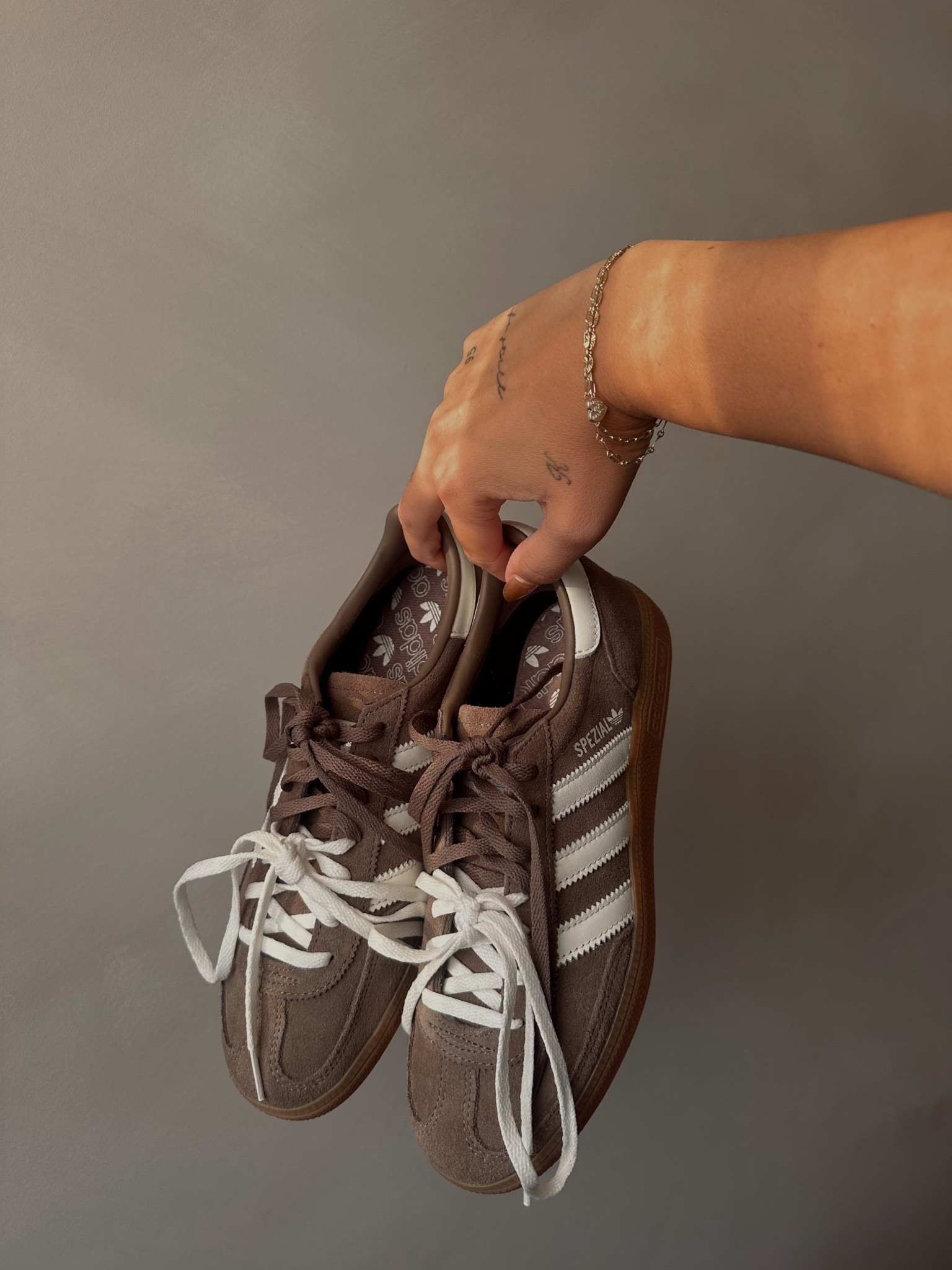 Adidas spezial sneaker 
Fall sneaker 
Brown suede fall tennis shoe 

#LTKSeasonal #LTKStyleTip #LTKShoeCrush