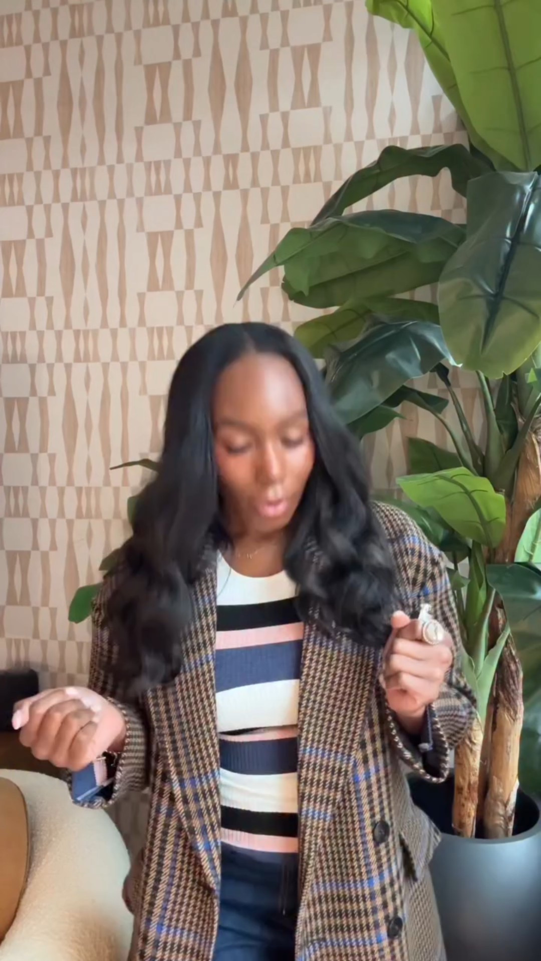 Pinky promise you’ll mix in more prints this year! 🤙🏾 

1. One Print + Solids
2. Anchor + Statement Print
3. Mixing Print Scales/Sizes
4. Sharing A Common Color

Lmk if this was helpful! And make sure you’re following so you don’t miss the rest of the series! 
.
#stylingtips #stylingoutfits #mixingprints #stylishoutfits #styletutorial