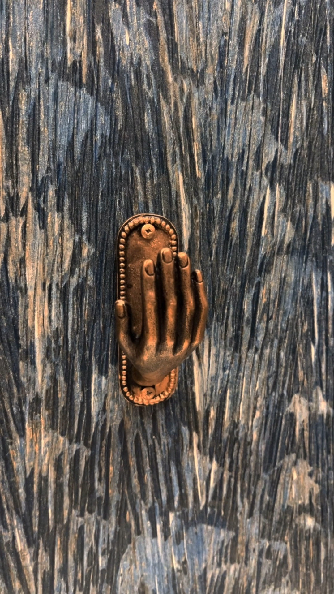 Designer tip of the week: Rub n' buff.

The easiest (and cheapest) way to transform outdated hardware, fixtures, or frame without having to replace a thing.

#LTKHome