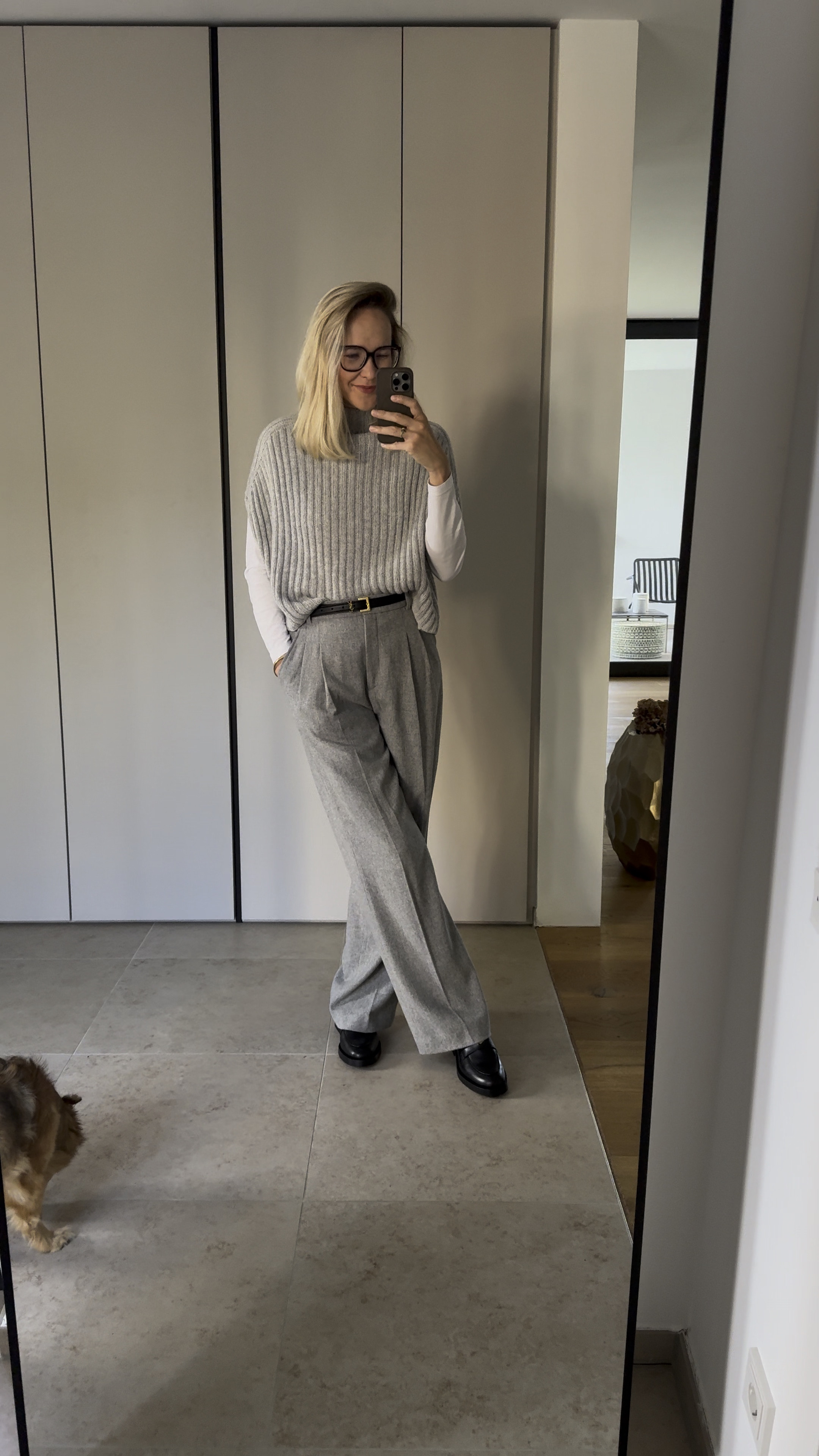Der Basic Office LOOK mit unserem Lausanneslipover! 

Ich LIEBE die Hose! Leicht wollige Haptik und mit Innenfutter (ein sprüher Haarspray verhindert, dass es am Bein klebt) - Geshoppt mit meiner lieben Isi! 

#LTKdeutschland #LTKautumn #LTKworkwear