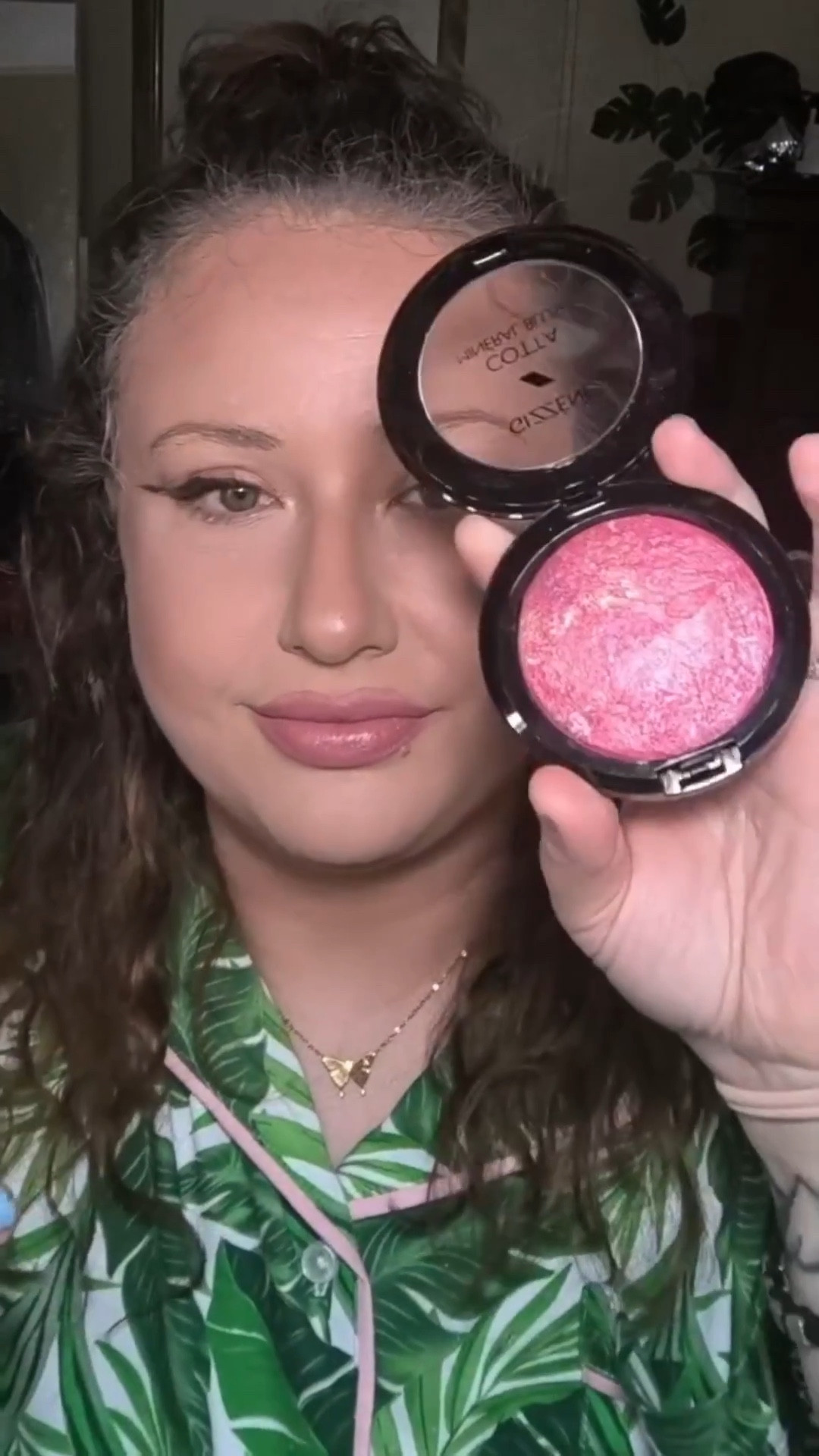 Here a trick l! Too much blush or the blush is very pigmented....use setting powder.  Save your makeup. And thank me later 😊 I used @kosas  pressed powder. Hope this helps! #blush #makeuphack #makeuptrick #makeup #beauty #makeupaddict #beautygram #keryn #kerynkafigking