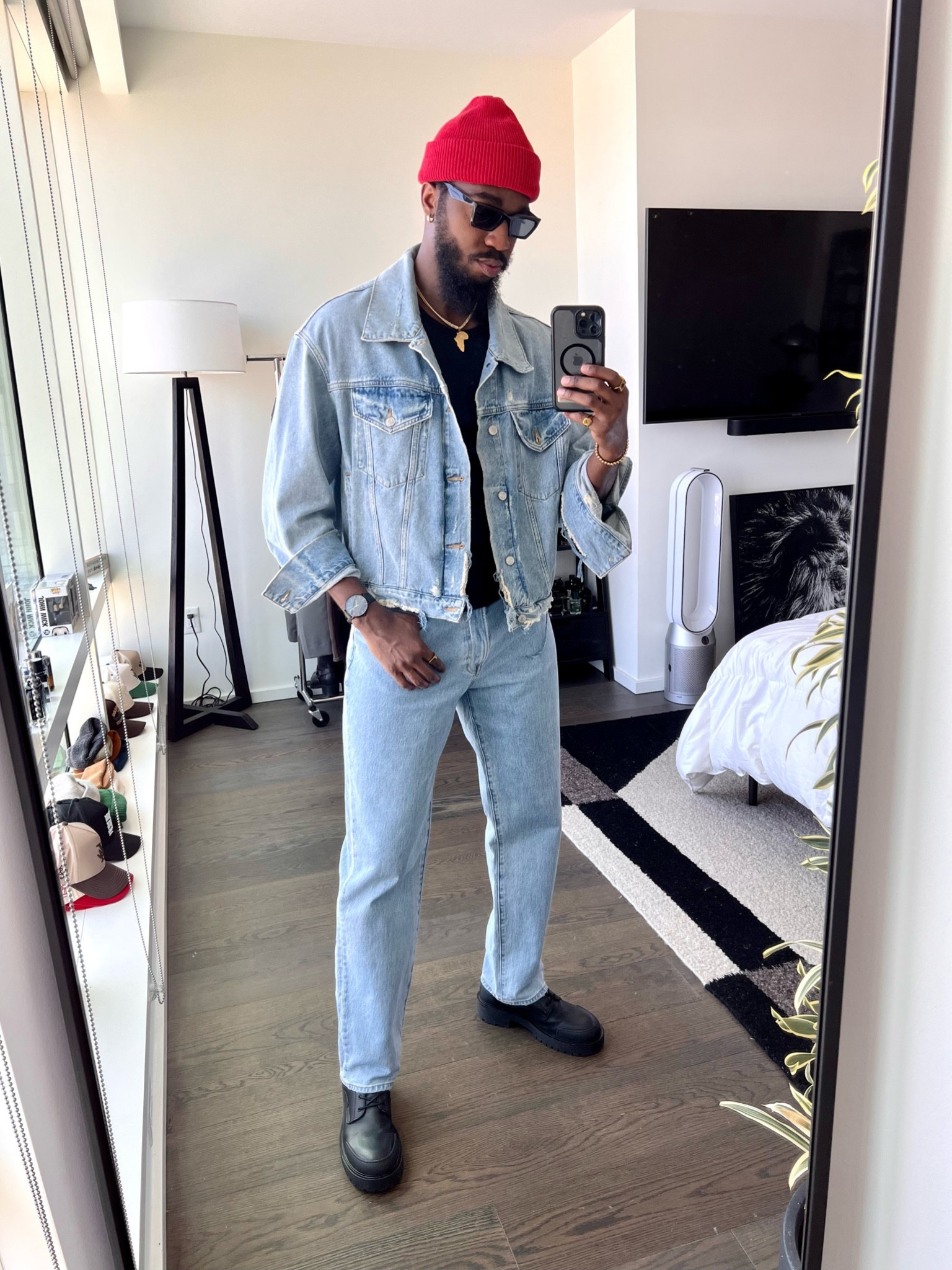 Denim on Denim look with light wash jeans and black boots. Links to all items down below ⬇️!