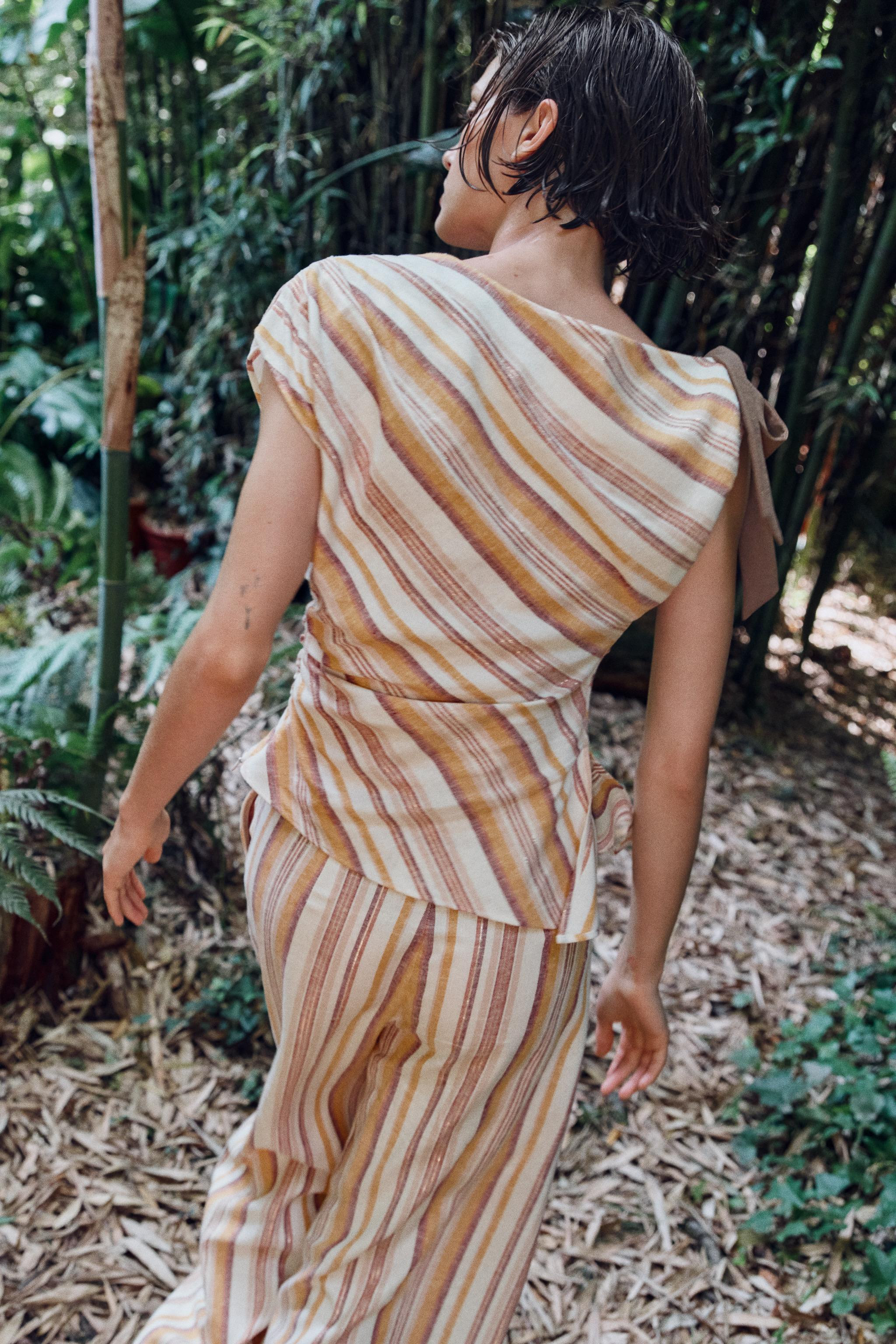 Model height: 176 cmTop crafted from a linen blend with metallic thread. Featuring a boat neck, a... | Zara UK