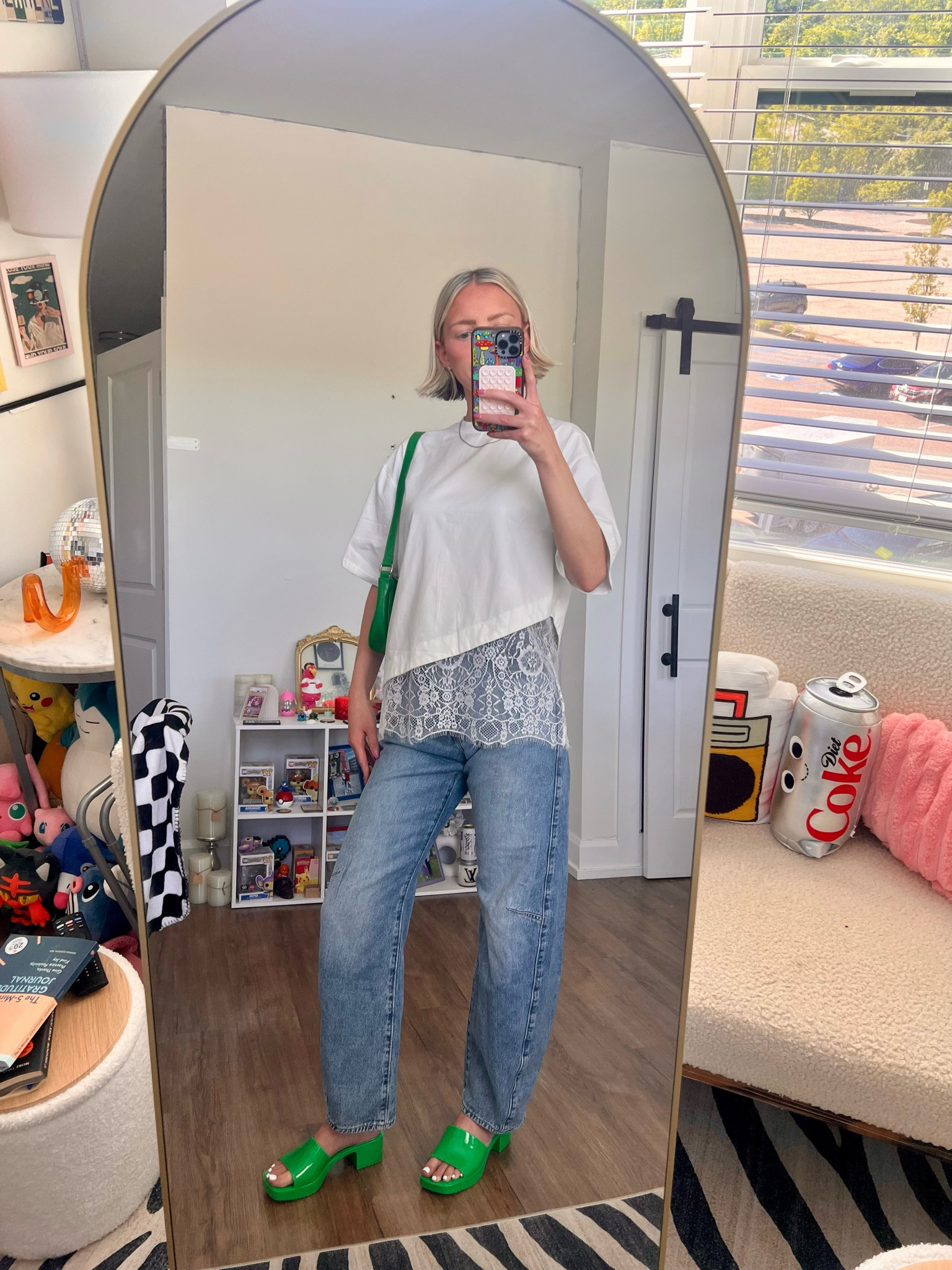 Size medium top
Size 25 jeans 

#LTKdayinmylife #LTKootd #LTKTravel