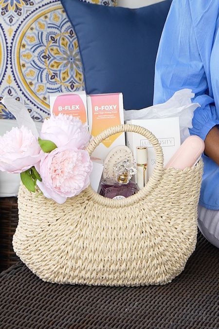 Need Mother’s Day gift ideas?  See what’s in the purse. 
#justjeannie #maelyscosmetics #giftideasforher #mothersdaygiftideas #giftideas


#LTKbeauty #LTKitbag #LTKU