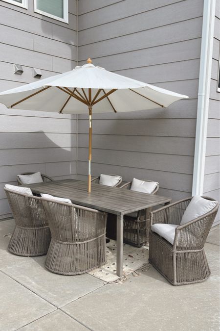Outdoor table and chairs 
Outdoor furniture 

#LTKHome
