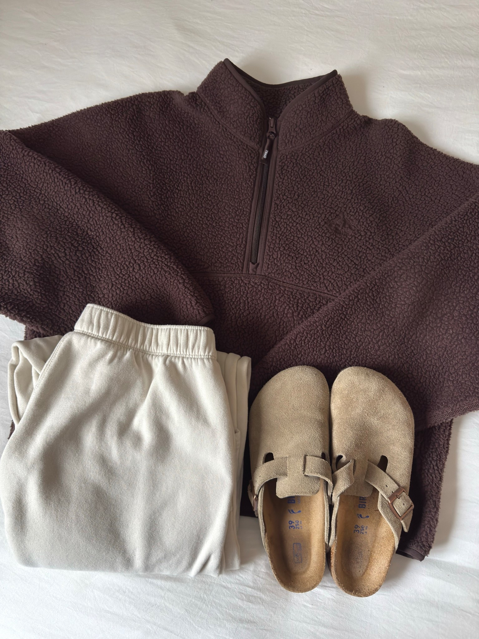 Fleece + sweatpants outfit 

#aritzia #sweatpants #comfyoutfit 


#LTKGiftGuide #LTKSeasonal