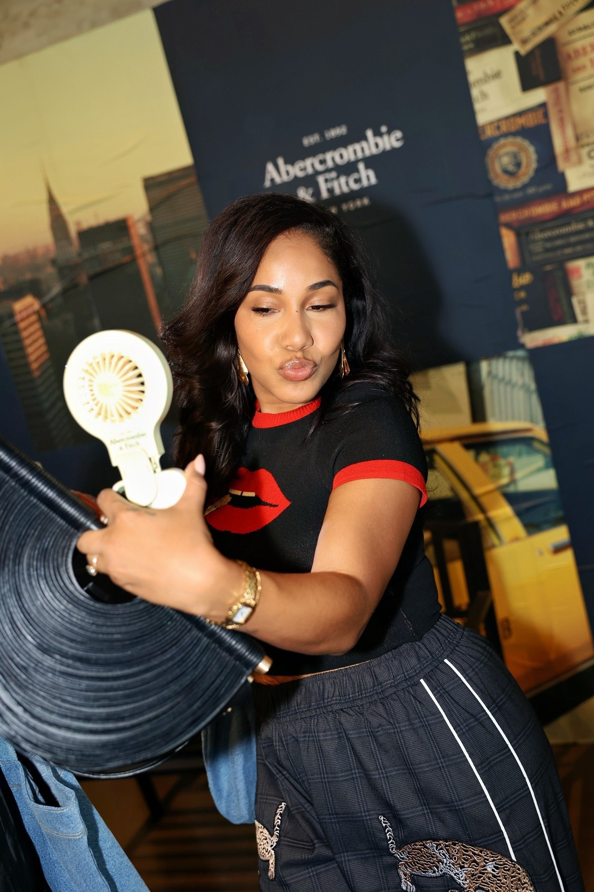 It’s 104 degrees here, so I’m officially too grown to walk without my fan 🪭✨ 😂 Thanks to Abercrombie & Fitch for the assist 🥰

#LTKCon #LTKootd