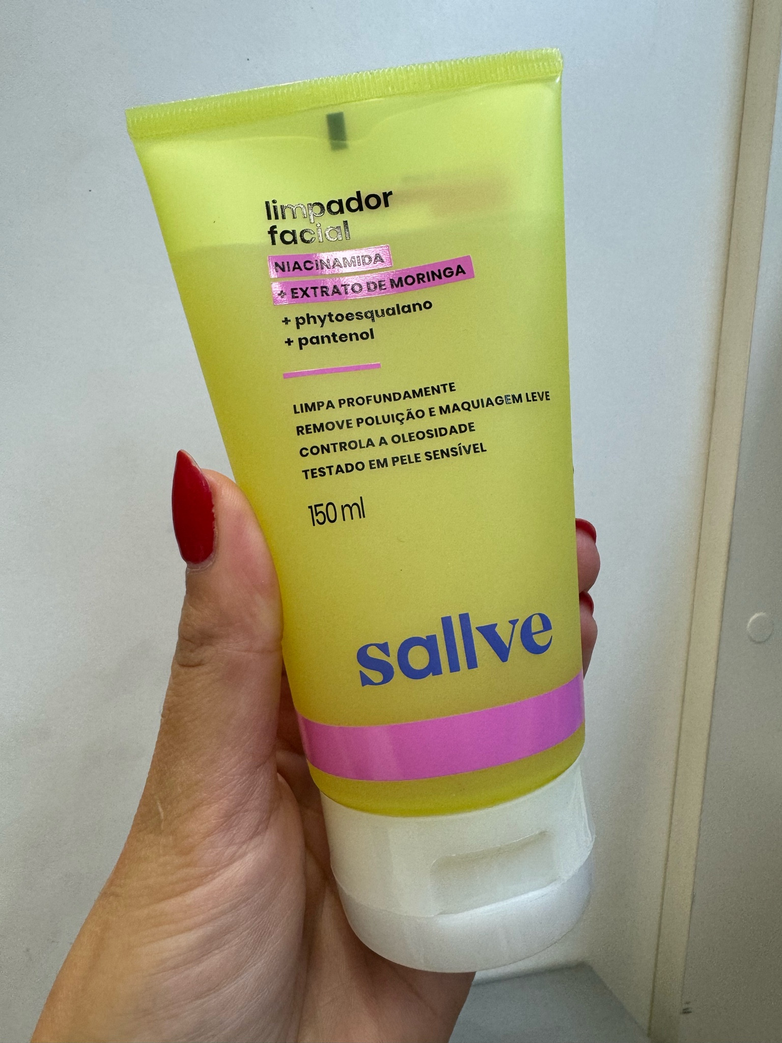 Sabonete líquido da Sallve. 
Vem que eu te conto: reduz a oleosidade e remove a maquiagem. Quer mais? Pele sensível pode usar!!! 
Limpeza é sinônimo de skincare bem feito, pois prepara a pele para a hidratação, deixando livre das impurezas do dia a dia. 

#LTKbrasil #LTKbeauty #LTKwinter
