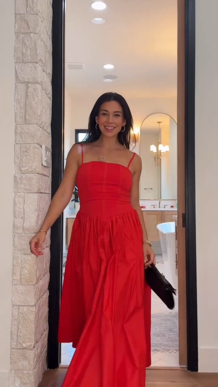 Parents Saturday night out💋
20 minutes to get ready after a full day of kids birthday parties🤝Loving this red dress that’s feminine and comfortable from @commense.official ❤️so fun to be at the @clarinsusa event last night in Austin! 
——————————-
Noche de papas 💋 tuve 20 minutos para arreglarme después de un día entero de fiestas de las niñas🤝Amé este vestido rojo que es súper femenino y cómodo de @commense.official ❤️la pasamos súper en el evento de @clarinsusa anoche entero Austin!