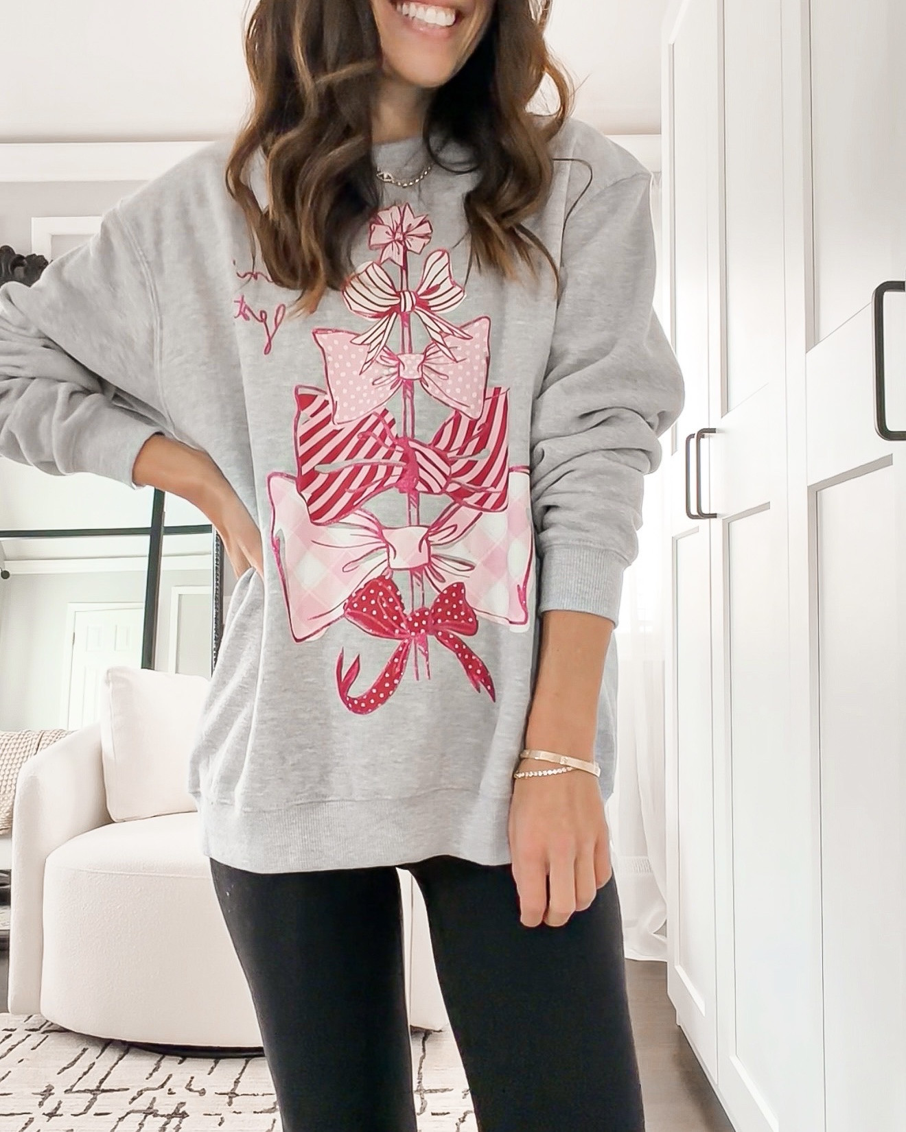 Obsessed with this adorable holiday bow sweatshirt 🎀 Cozy + festive! 🔗⬇️
Wearing size small 

#LTKHoliday #LTKSeasonal #LTKGiftGuide