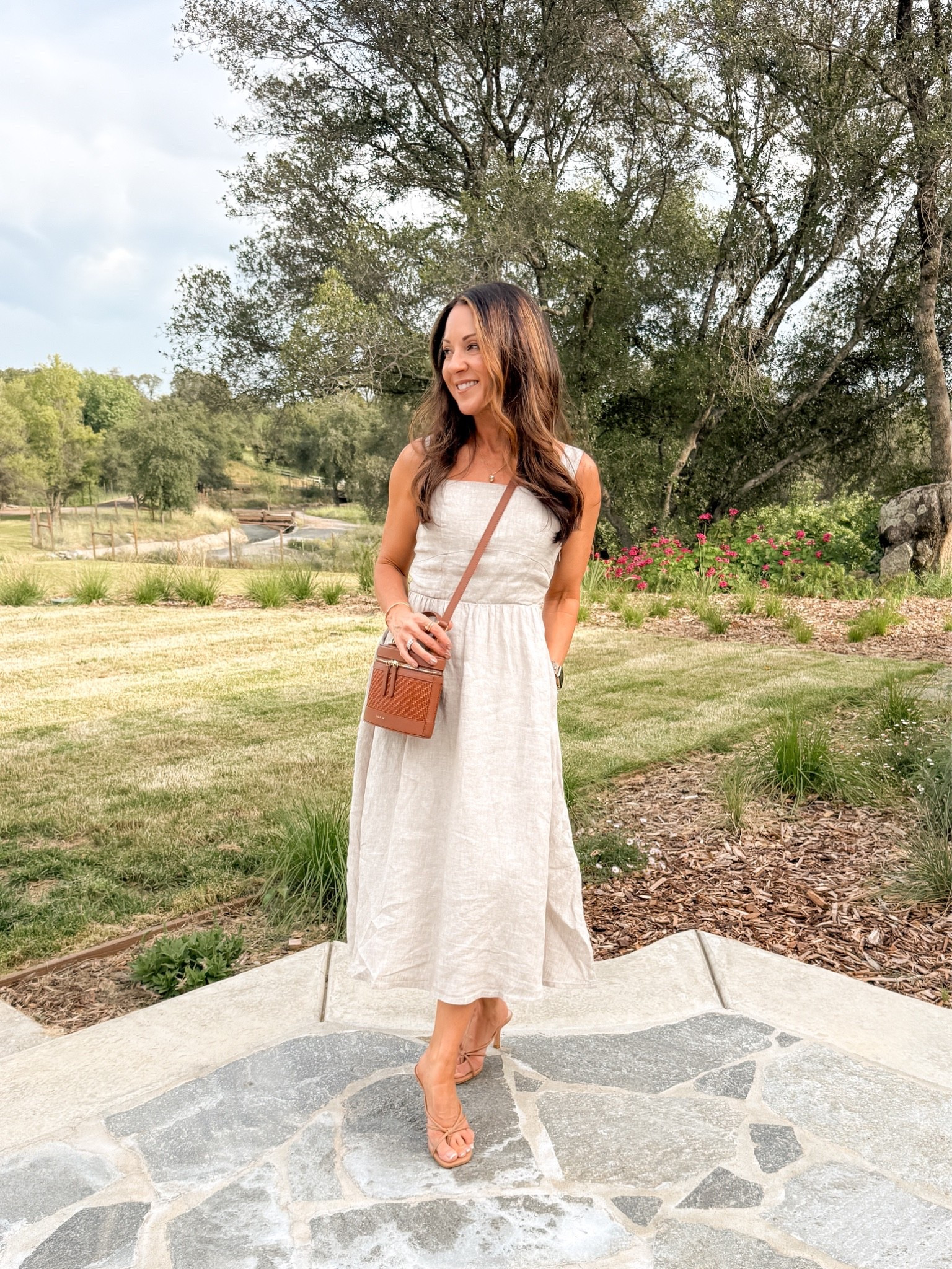 The perfect summer dress! 100% linen with adjustable straps and a zipper helper on the side. Neutral kitten heels, and the cutest Crossbody handmaid in Spain  ￼￼