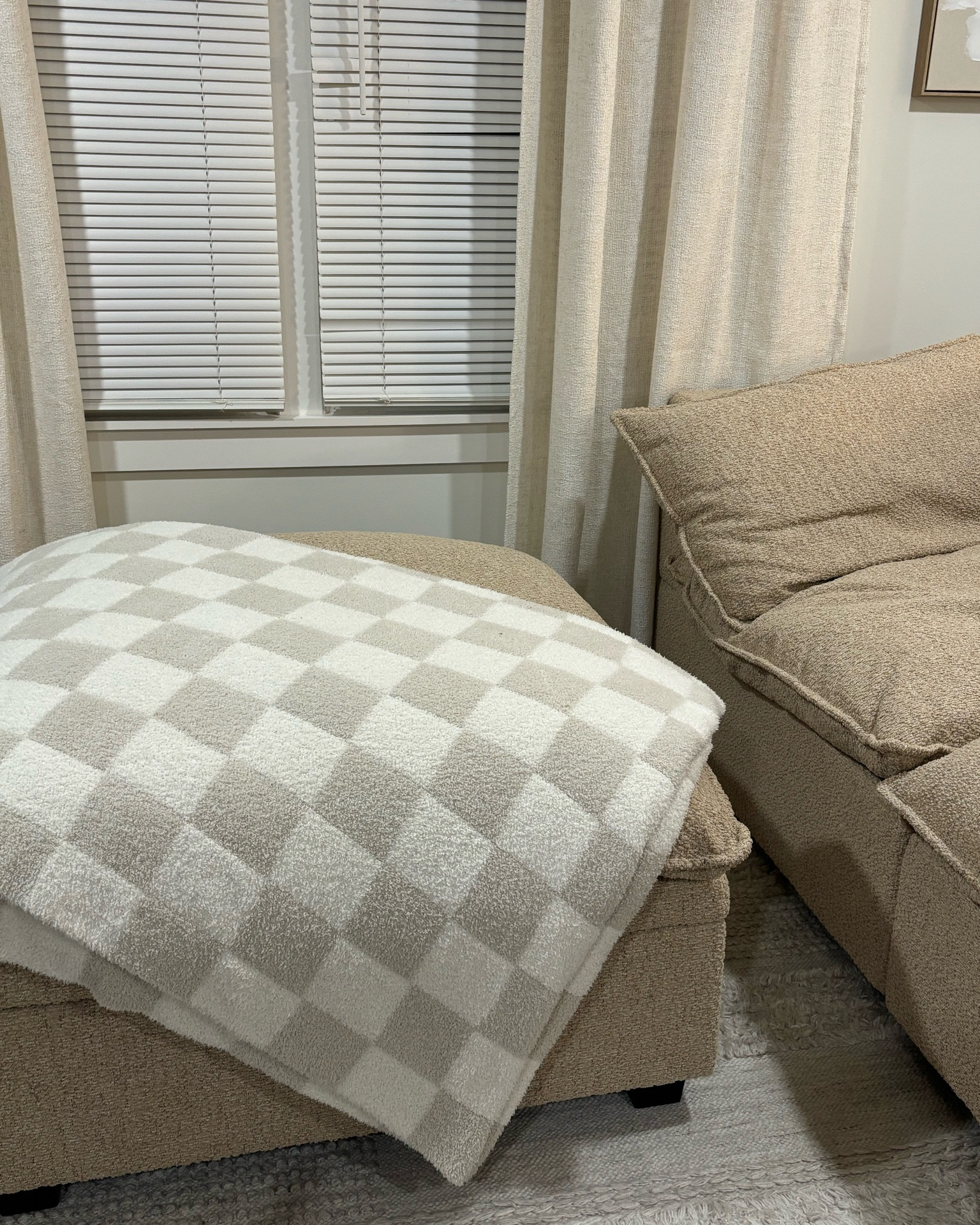 Checkered twin XL size blanket! Perfectly oversized for the living room! 