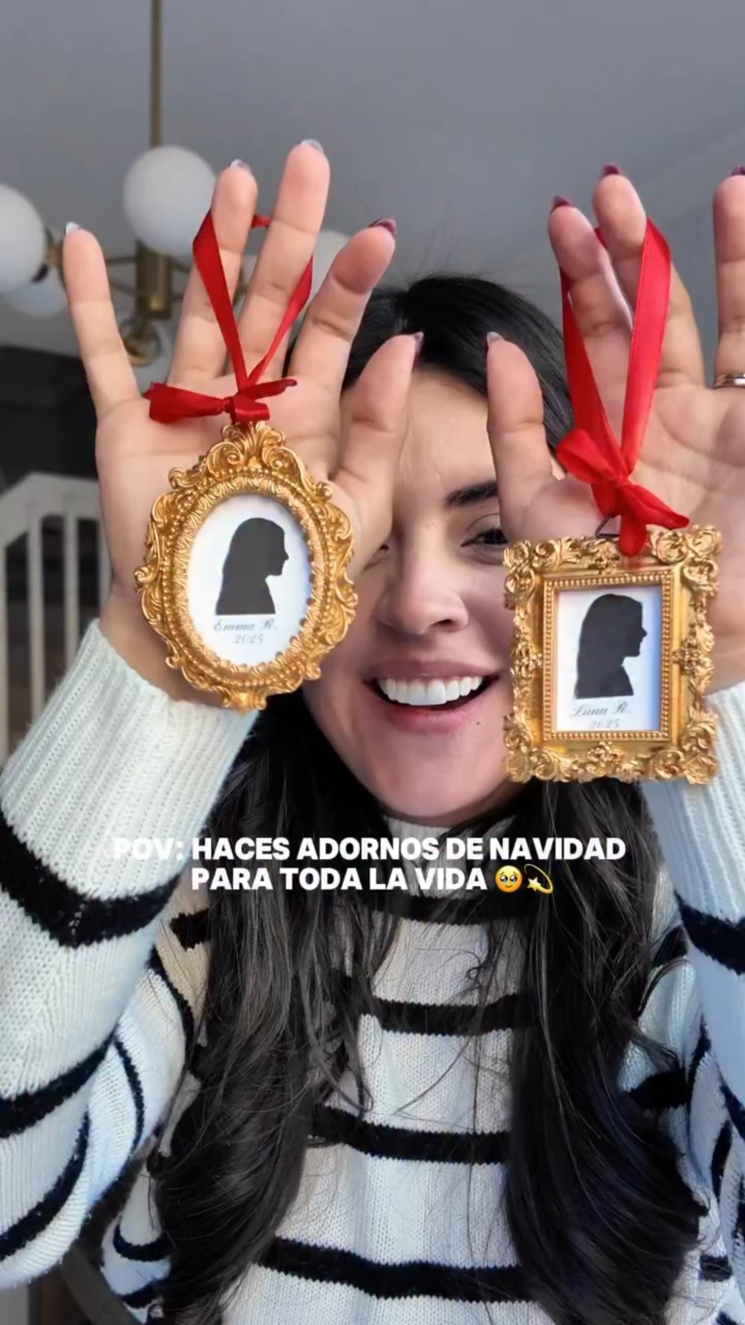 Comenta: Adorno 🥹❤️💫 para enviarte Links… Este adorno de Navidad Vintage es super facil de hacer, pero sabes que es lo mejor?? Que es un recuerdo demasiado lindo de nuestros niños que perdurara en el tiempo!! 🥰❤️🎄 Pinterest nunca desepciona!

PASO A PASO PARA CANVA:

🪞Abre la foto en Canva, recorta a los hombros y elimina el fondo.

🪞Ve a Efectos y selecciona Duotone.

🪞Pon Highlights en negro y Shadows en negro.

🪞Ajusta si quieres más contraste.

🪞Agrega el texto o el año con la tipografía Pinyon Script.

Cuentame que tal te parecio?? La harias???

#christmas #homedecorideas #christmashomedecor #christmasdecor #diy #diychristmasdecor #vintagechristmas #christmasralphlauren #mamasdeinstagram #maternidadreal #momblogger #mommyblogger #miamiblogger #miamibloggers #bestblogger #miamimomblogger #miamifashionblogger #miamitravelblogger #travelblogger #fashionblogger #fashioninspo #ootd #postitfortheaesthetics #lifestyleblogger #miamilifestyleblogger