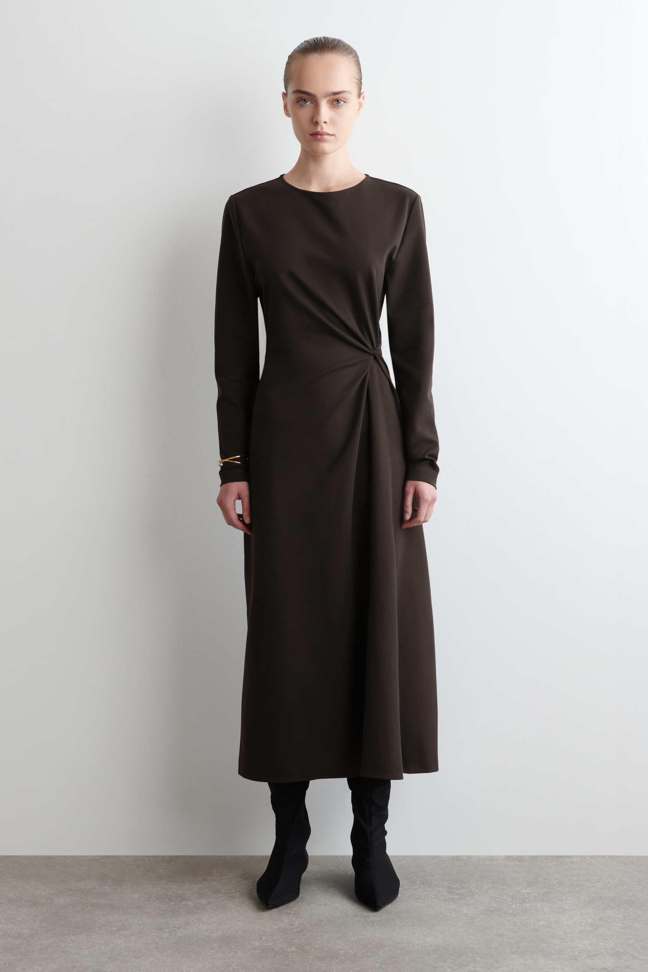 TWIST-DETAIL LONG-SLEEVED DRESS - DARK BROWN | COS GB | COS UK