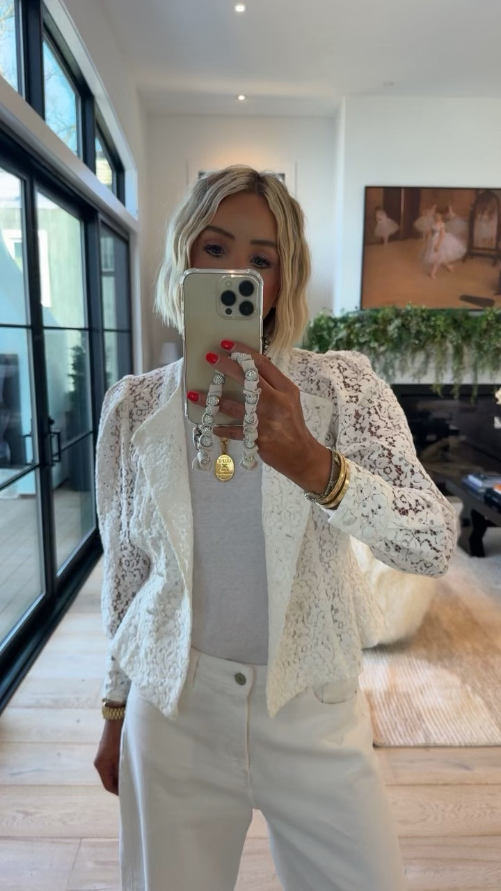 New Zara 🔥🔥🔥 top is selling out fast! I sized up to a large for reference 