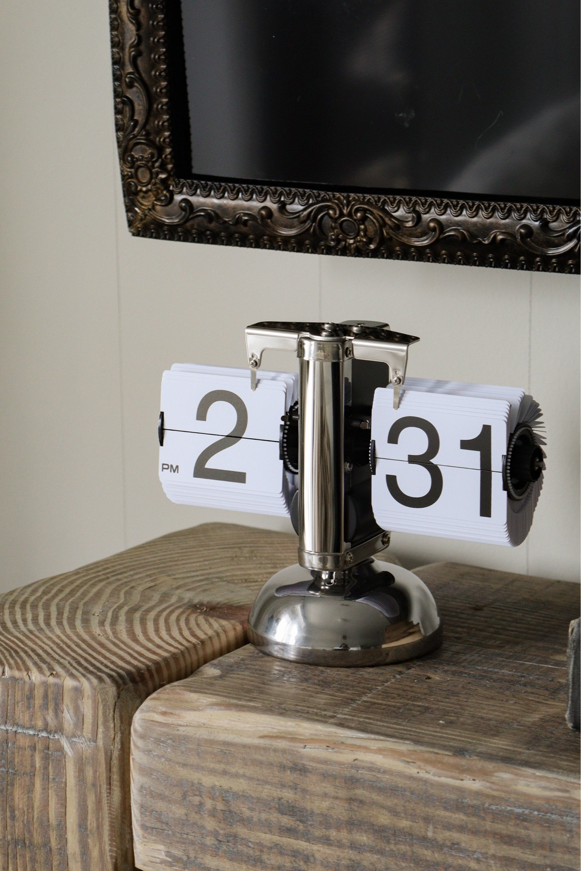 Love my new flip clock! The sound it makes when the minutes pass is so satisfying and it has such a cool look perfect for decor!

#LTKhome