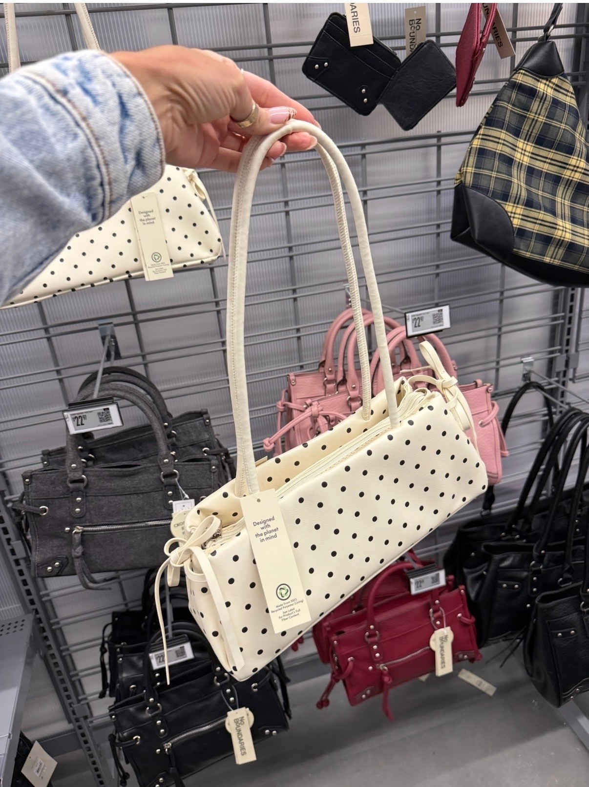 It’s giving boutique find… in the Walmart aisle. 🎀
