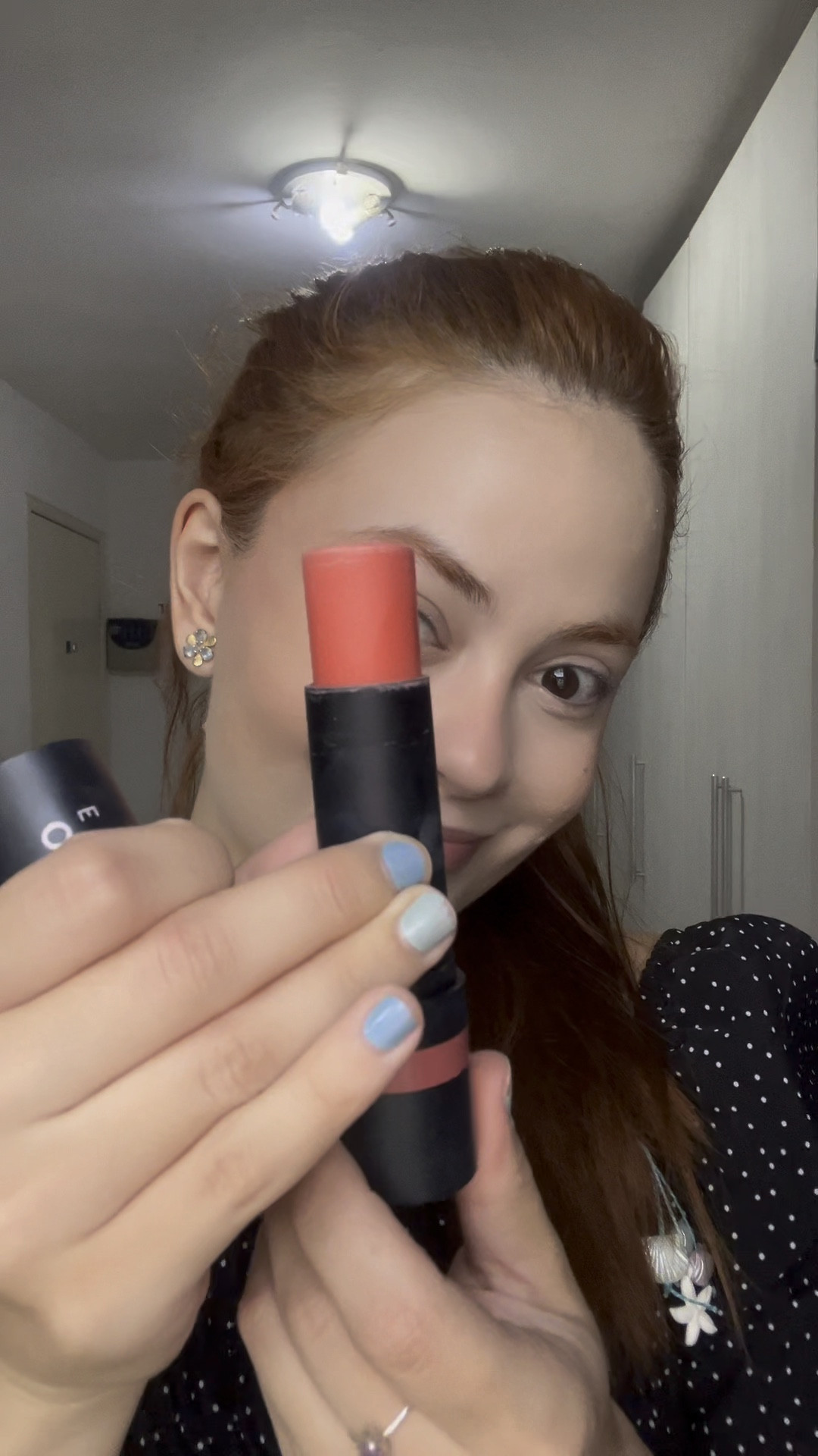 Blush em stick cremoso cor bem coradinha, deixa um efeito mais espelhado na pele. Link dele abaixo do vídeo 

#LTKbeauty #LTKbrasil