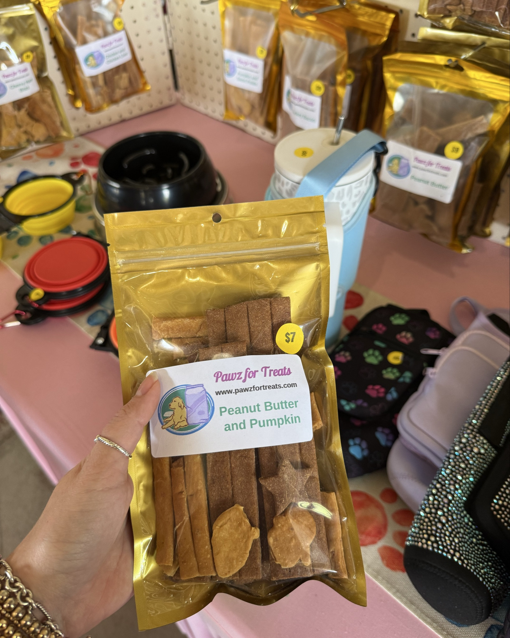 More Farmers market snaps 📸 always picking up something for the dogs wherever we go🐾🐶🦴


#LTKpets #dogmom #dogmomlife #dogobsessed 

#LTKdayinmylife