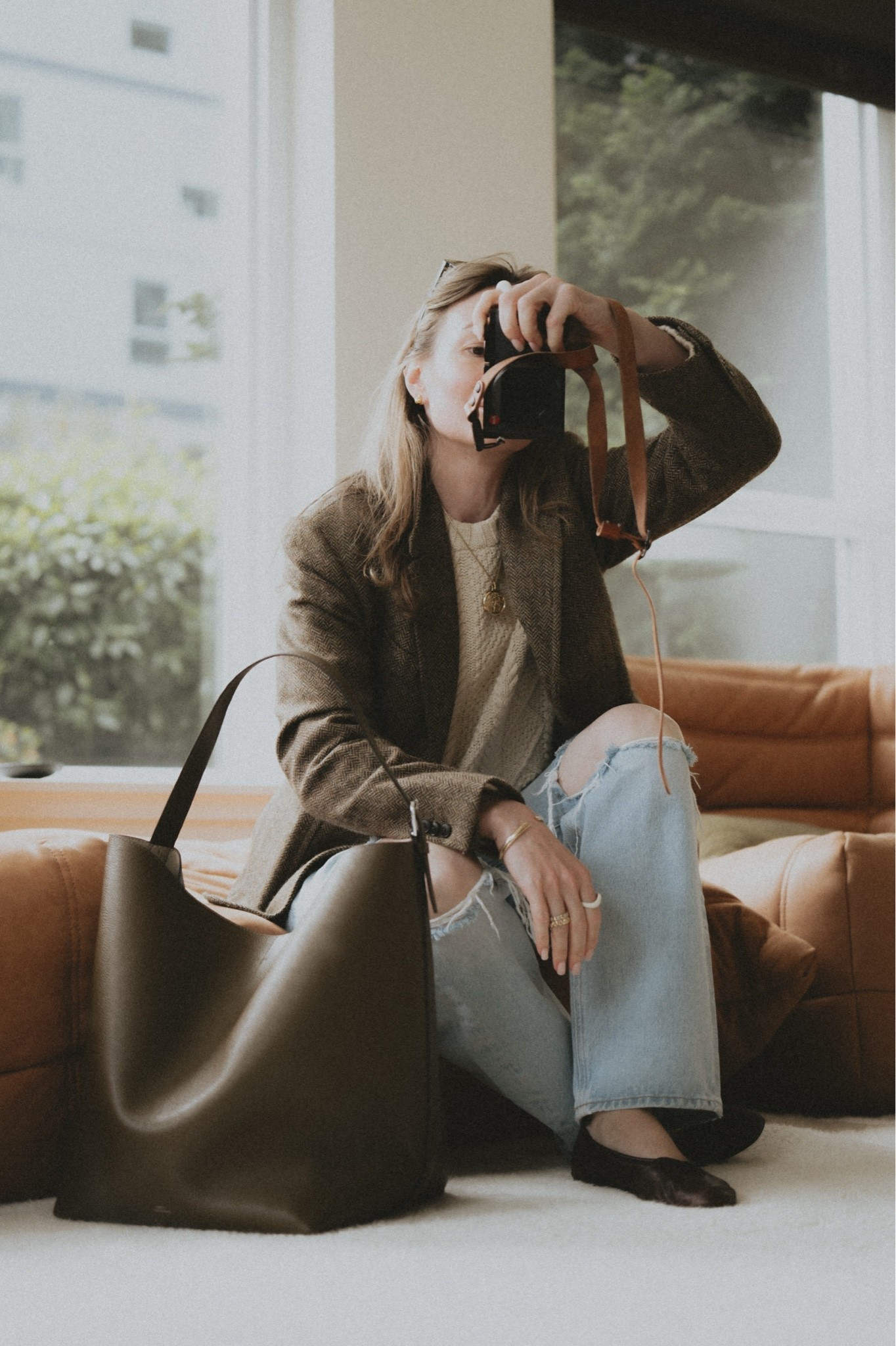 OOTD: ripped jeans + cable knit cotton sweater + brown herringbone blazer + oversized tote. 
Bag: Toteme belted tote
Jeans: Citizens of humanity Miro
Sweater: L. L. Bean
Blazer: Buck Mason Shrunken academy 
Jewelry: David Yurman

#LTKootd #LTKWorkwear #LTKSeasonal